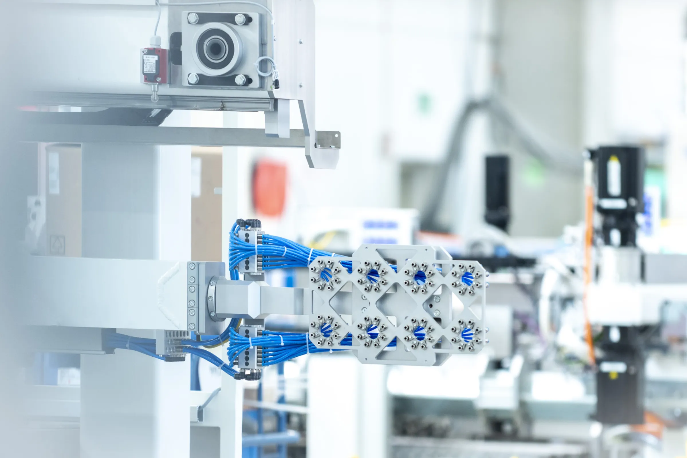 High-speed side-entry robot with 64 cavity EOAT