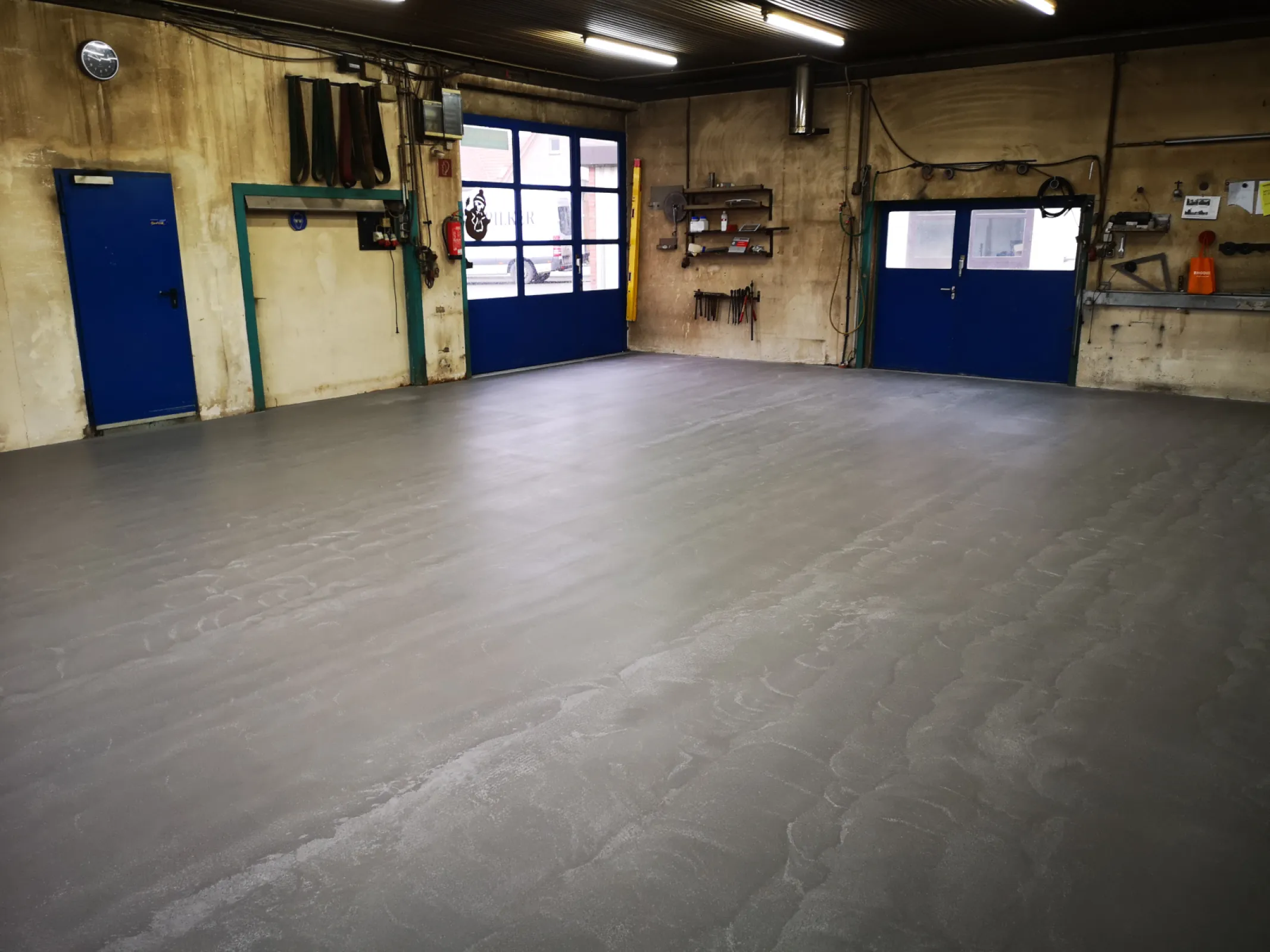 Locksmith Shop in Hille, Germany - Surface renovated with VELOSIT SL 507