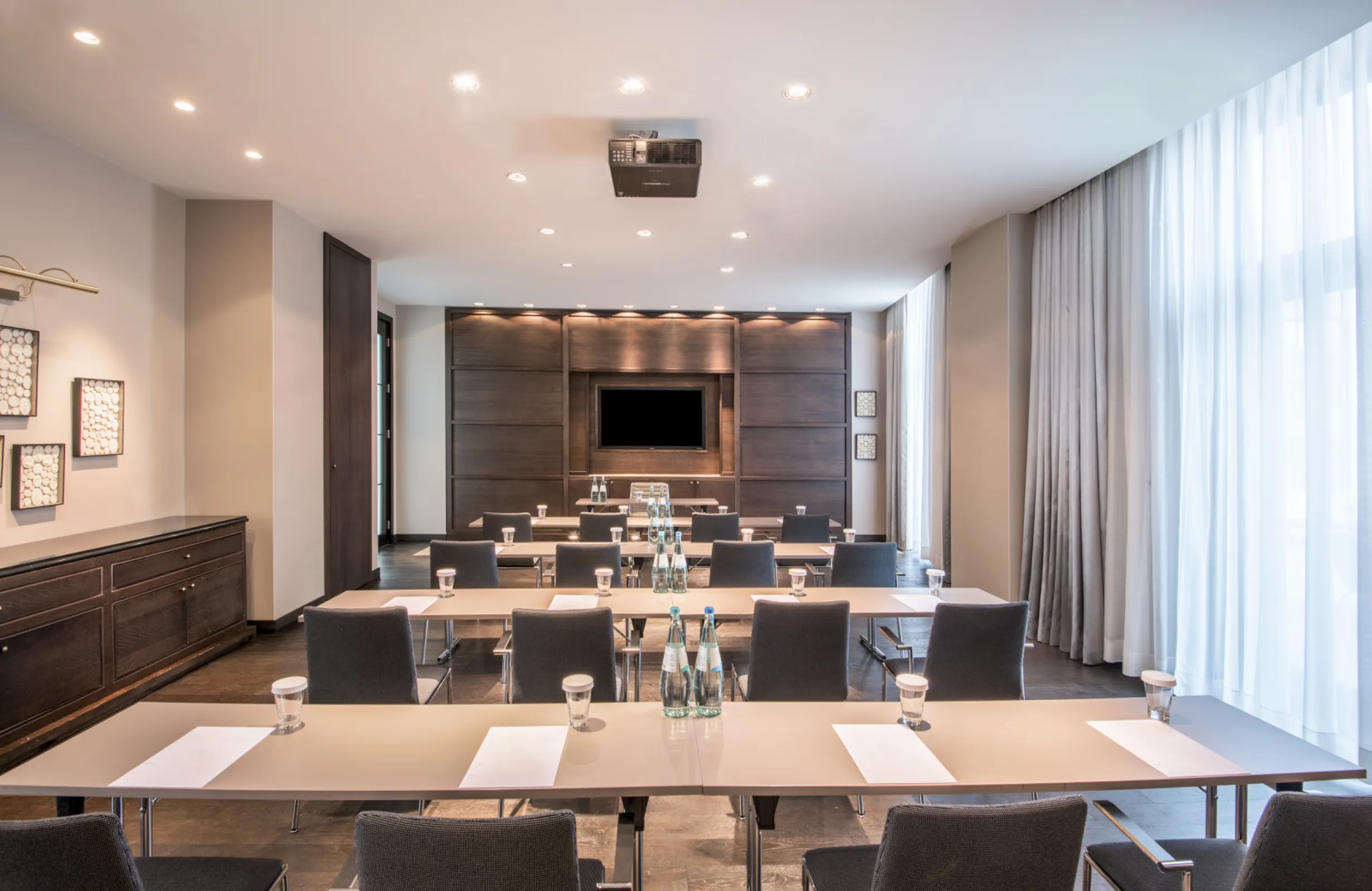 The Posthouse Berlin – Leonardo Limited Edition Meeting Room