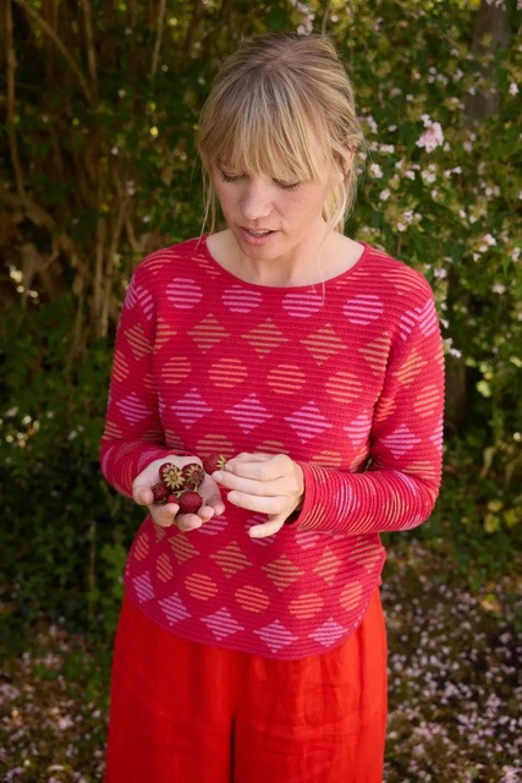 With FRISTED by charlotte mansted, tactile structures are important- here in the form of tuck stripes combined with a colour pattern of circles and diamonds. The structure gives the styles a sculpted shape - with rounded corners at the bottom slits. With FRISTED by charlotte mansted, tactile structures are important- here in the form of tuck stripes combined with a colour pattern of circles and diamonds. The structure gives the styles a sculpted shape - with rounded corners at the bottom slits.
