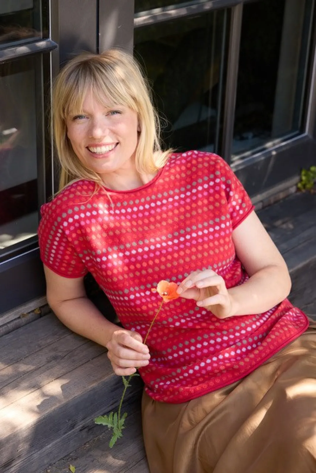 FRISTED: PESCA is a short sleeved knit to be used as a t-shirt. The pattern is a dot jacquard with the reverse side out. To the tubular edges are added rolling edges. It has only a seam at shoulder and no armhole. Bottom edges at slits are curved. FRISTED: PESCA is a short sleeved knit to be used as a t-shirt. The pattern is a dot jacquard with the reverse side out. To the tubular edges are added rolling edges. It has only a seam at shoulder and no armhole. Bottom edges at slits are curved.