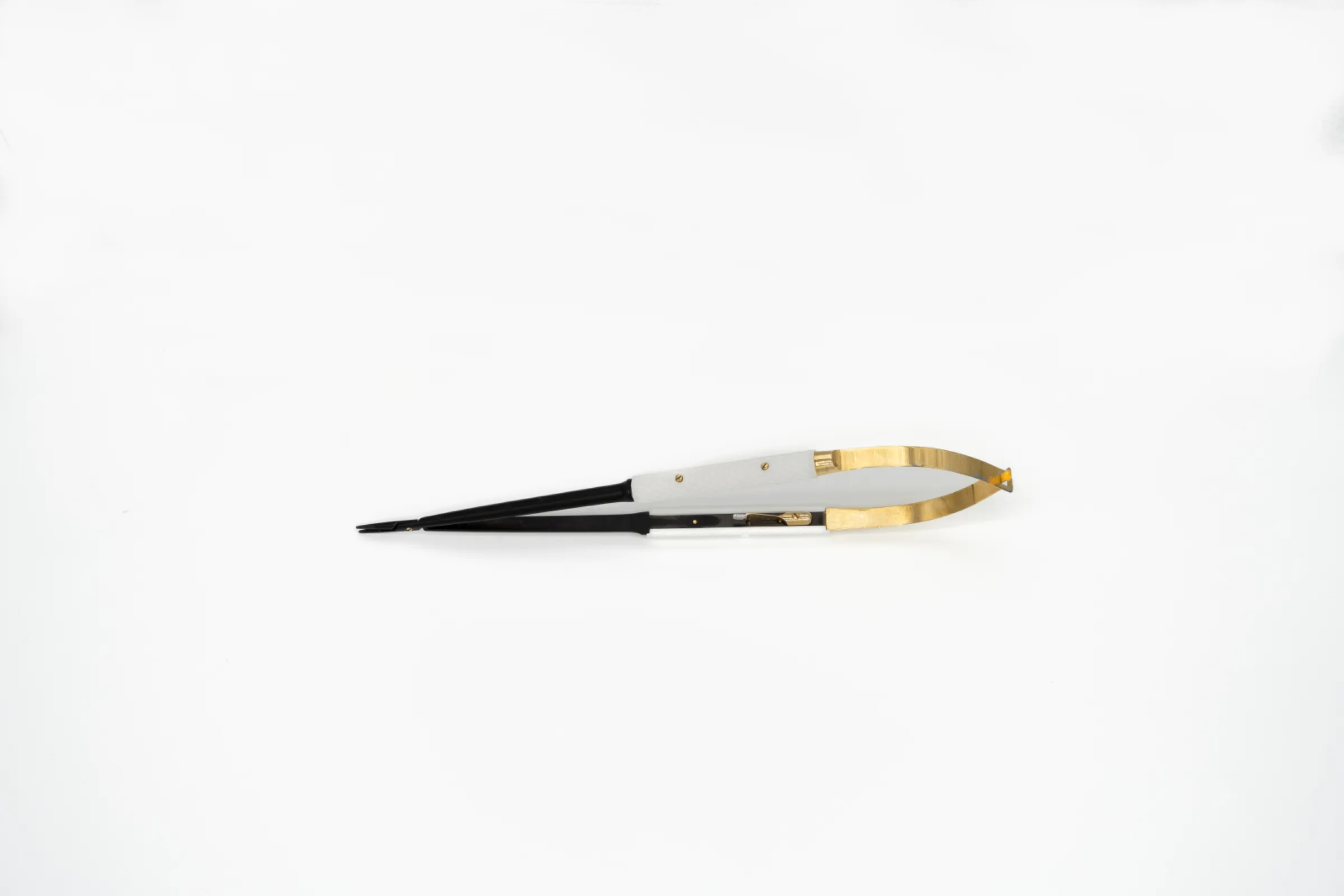 needle holder with various grip diameter handle