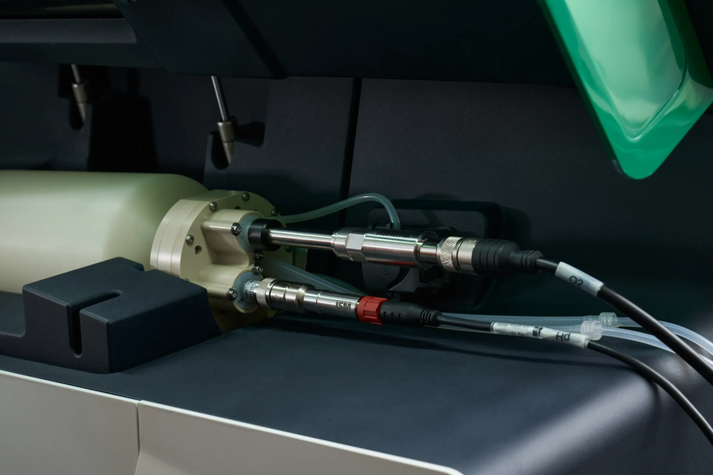 Archimedes® One bioreactor: consumable connected to DO & pH sensor