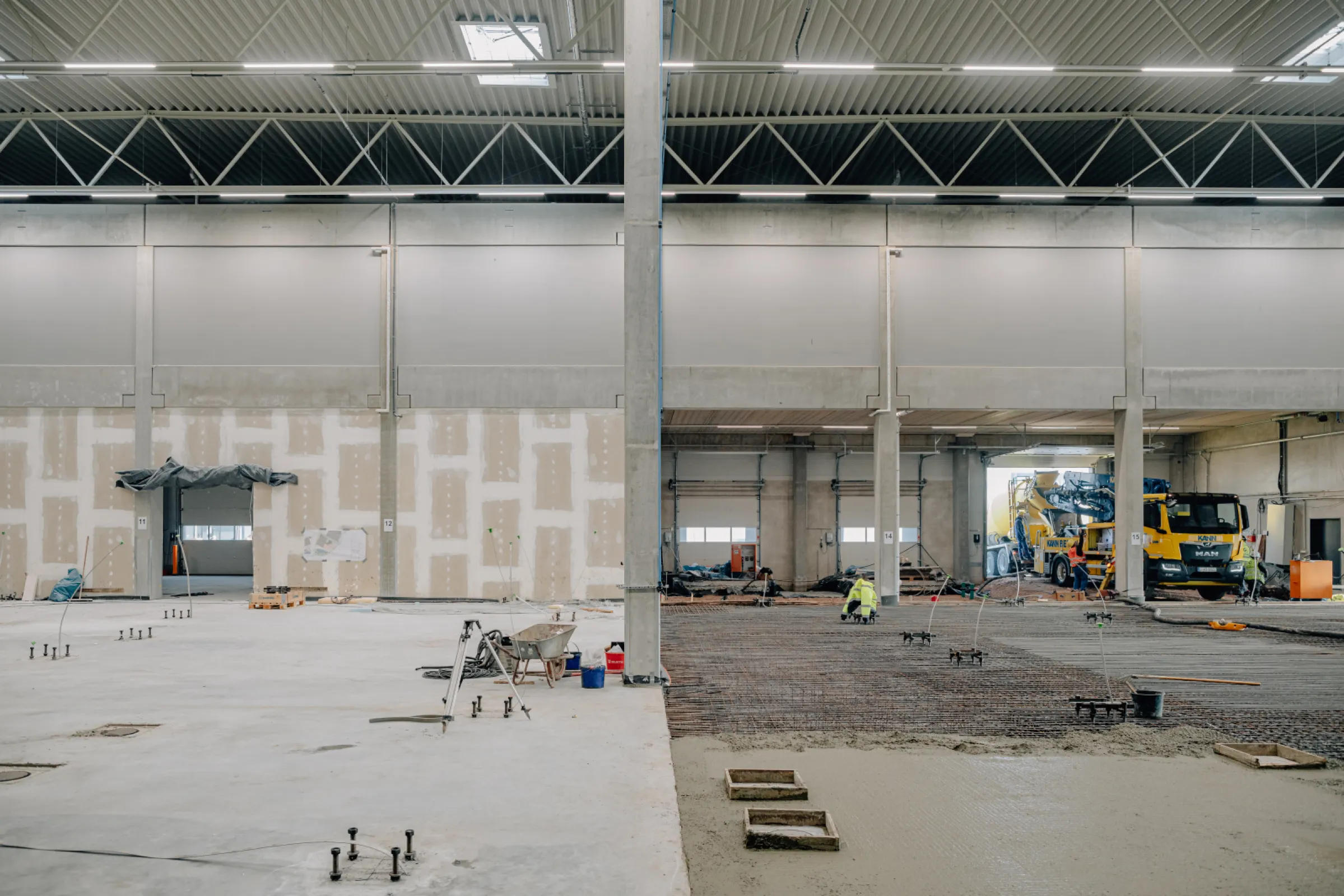 Concrete foundation slab for a facility extension
