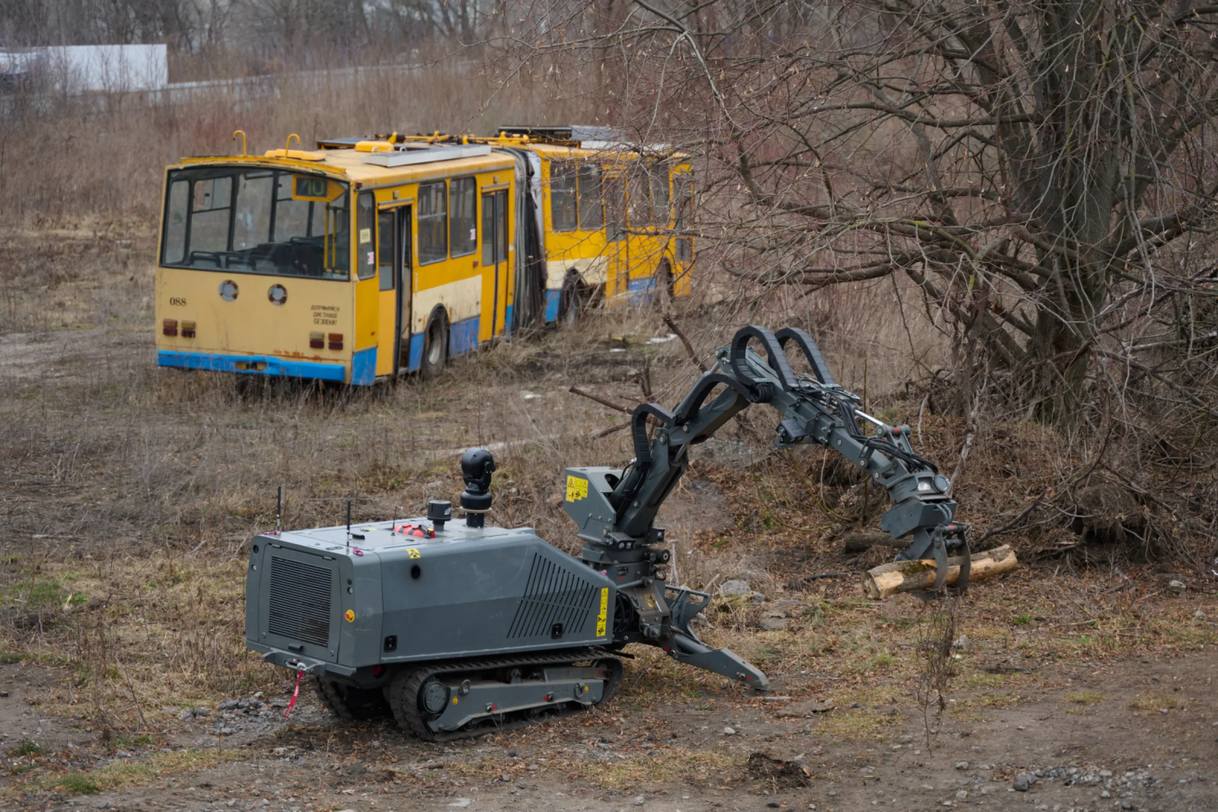 GCS-100 with Manipulator and Gripper Tool for precise lifting and handling of suspect items