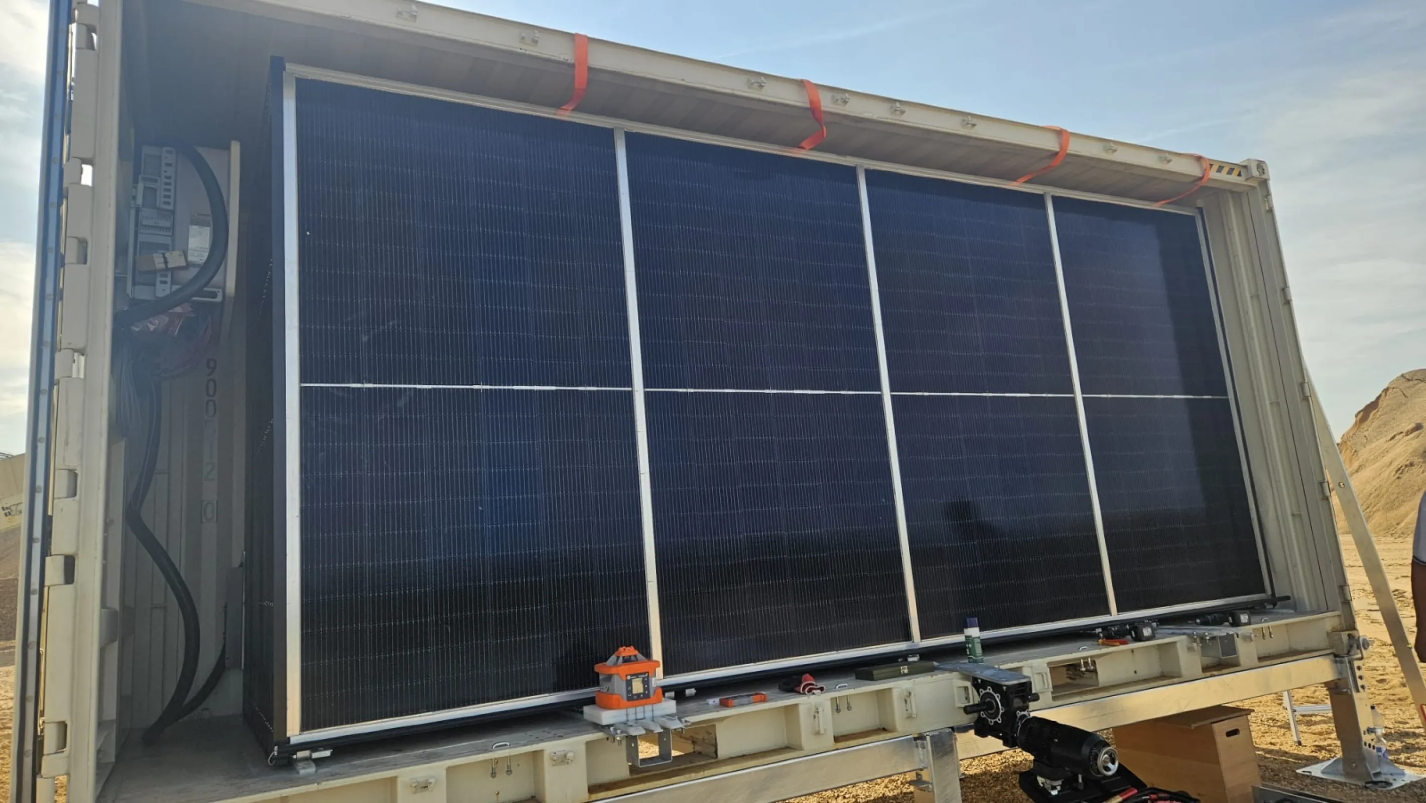 Sun2Fold embedded in a 20 ft container, easy to transport