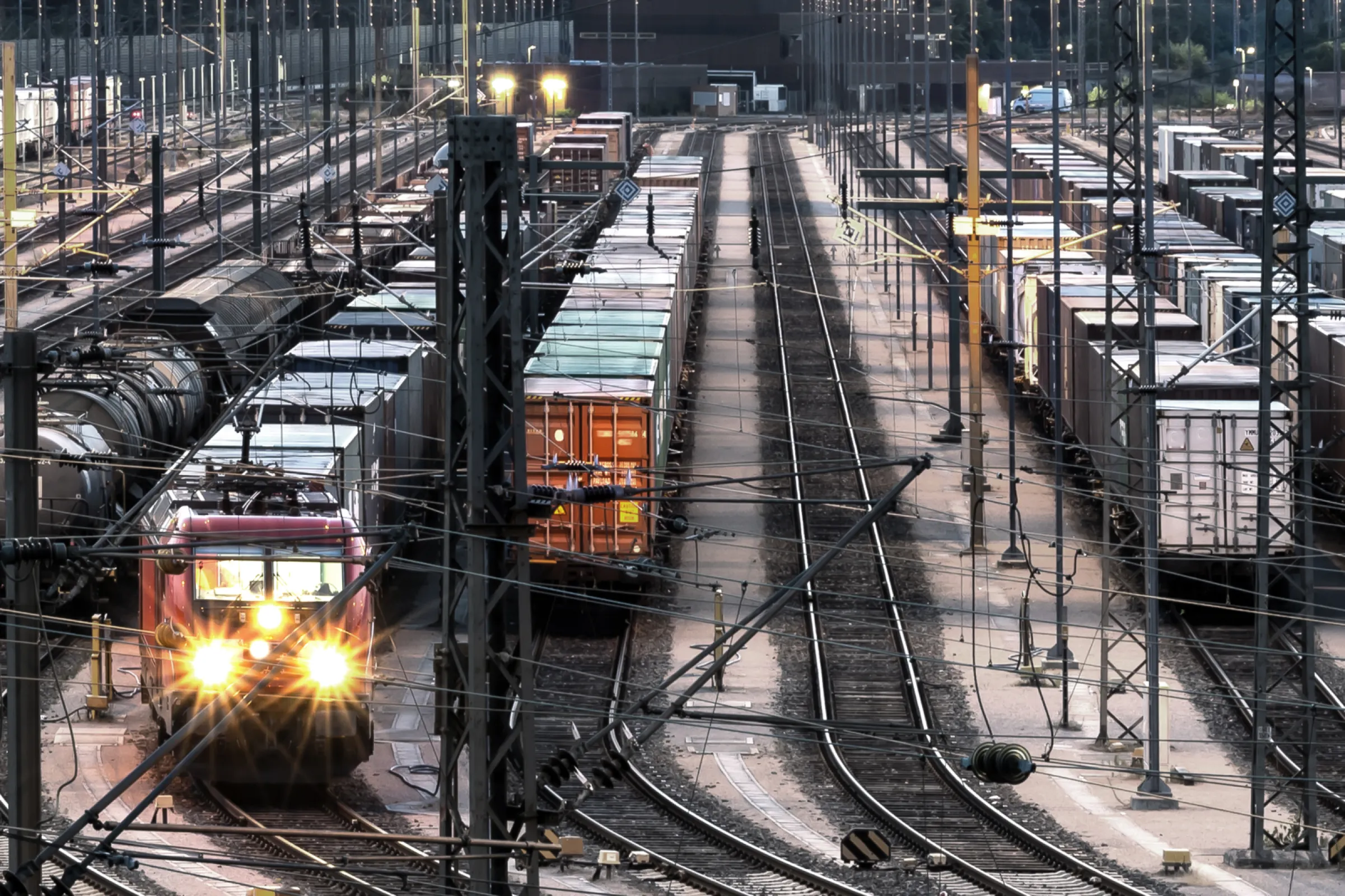 Schaeffler’s wear-free axlebox generator provides cost-effective power for railway monitoring, lighting, braking assistants and automation systems. It is suitable for use in the freight sector and can be installed in both existing and new freight wagons.