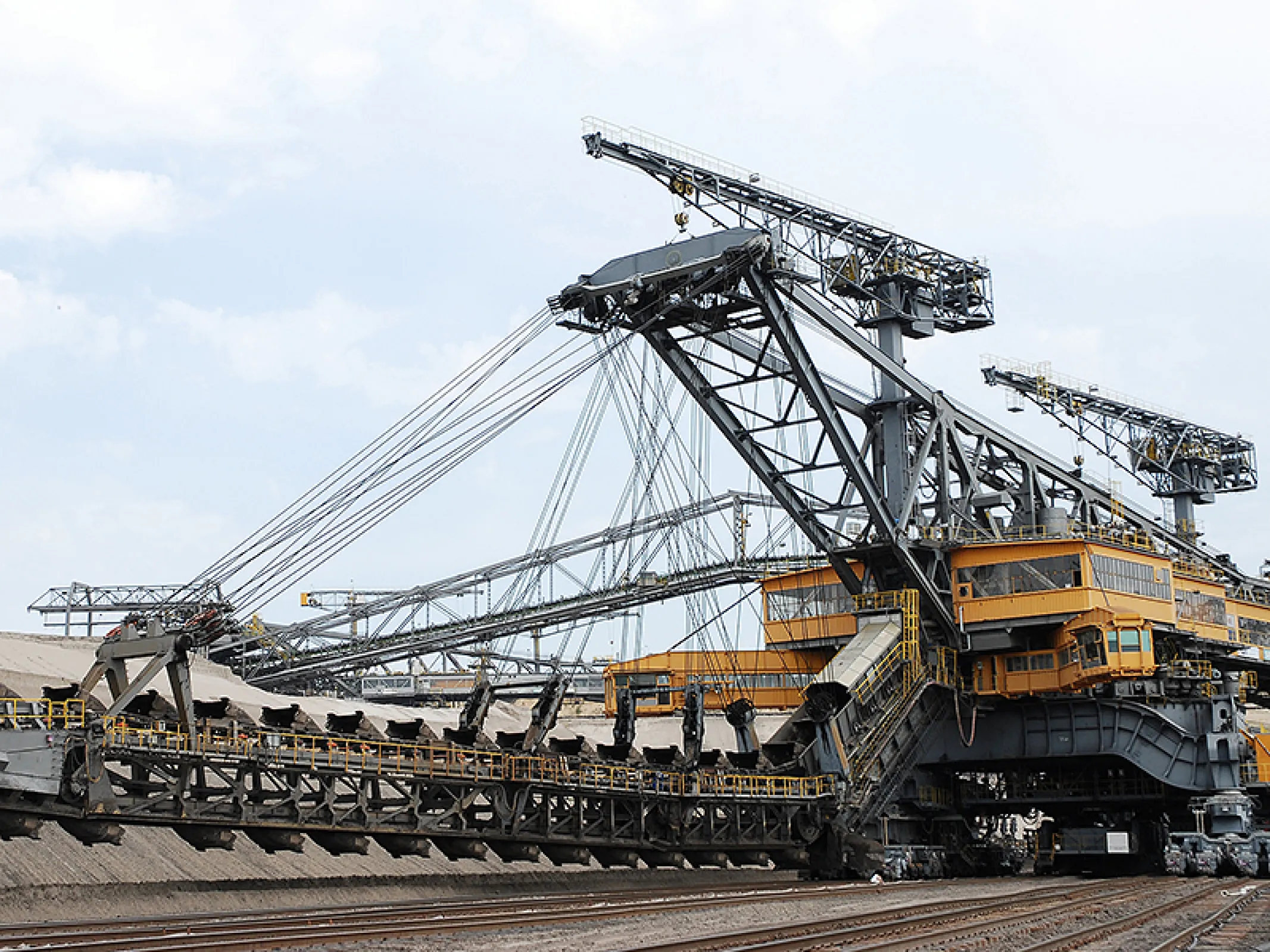 CAVEX drive technology is all about motion – for example, in a bucket wheel excavator used in opencast mining, where it powers the individual crawler tracks.