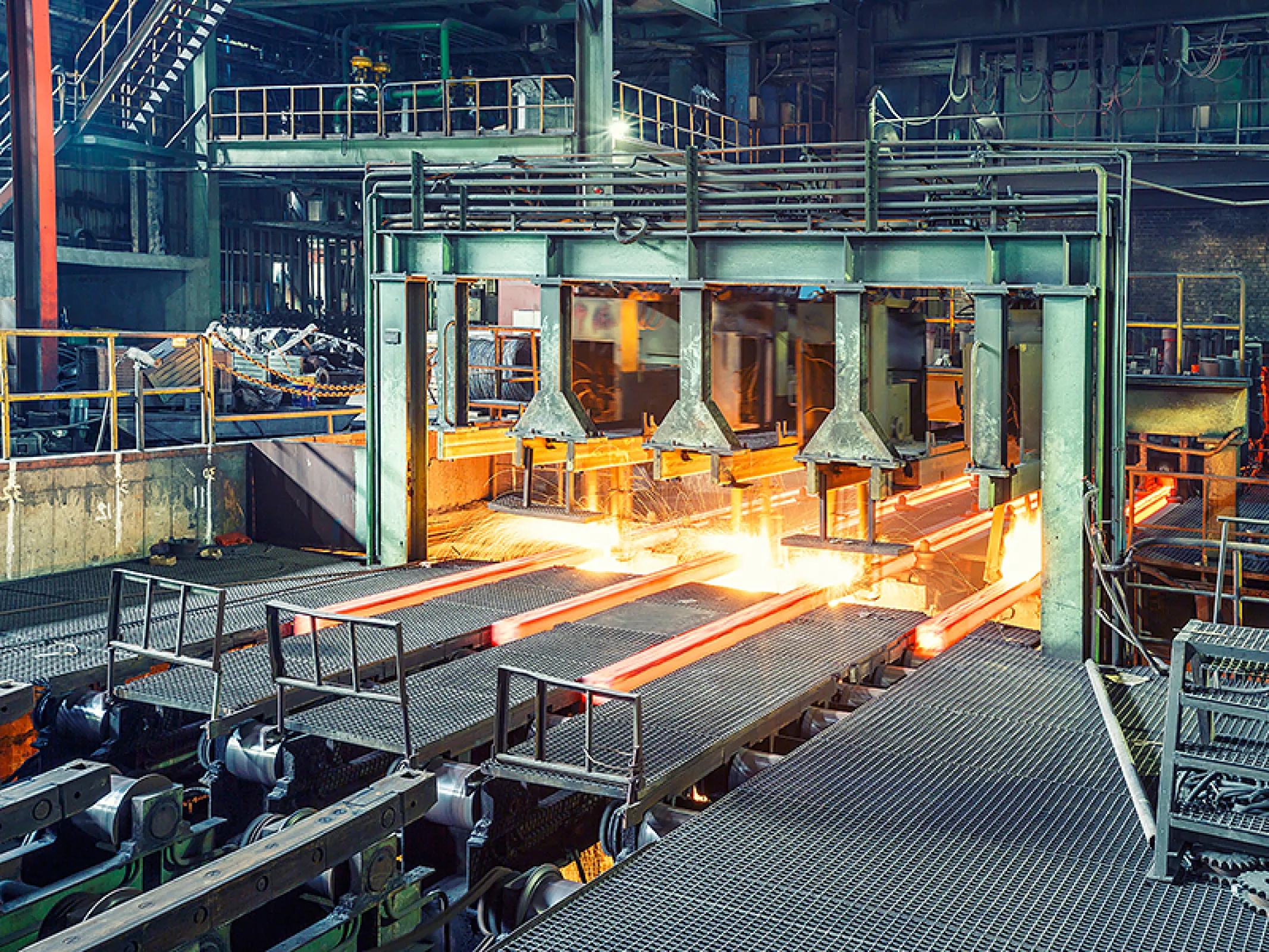 CAVEX drive technology is all about motion – In the feed gearbox for the cutting torches at the end of a continuous casting line, absolute precision and self-locking are the typical functions of a CAVEX worm gearbox.