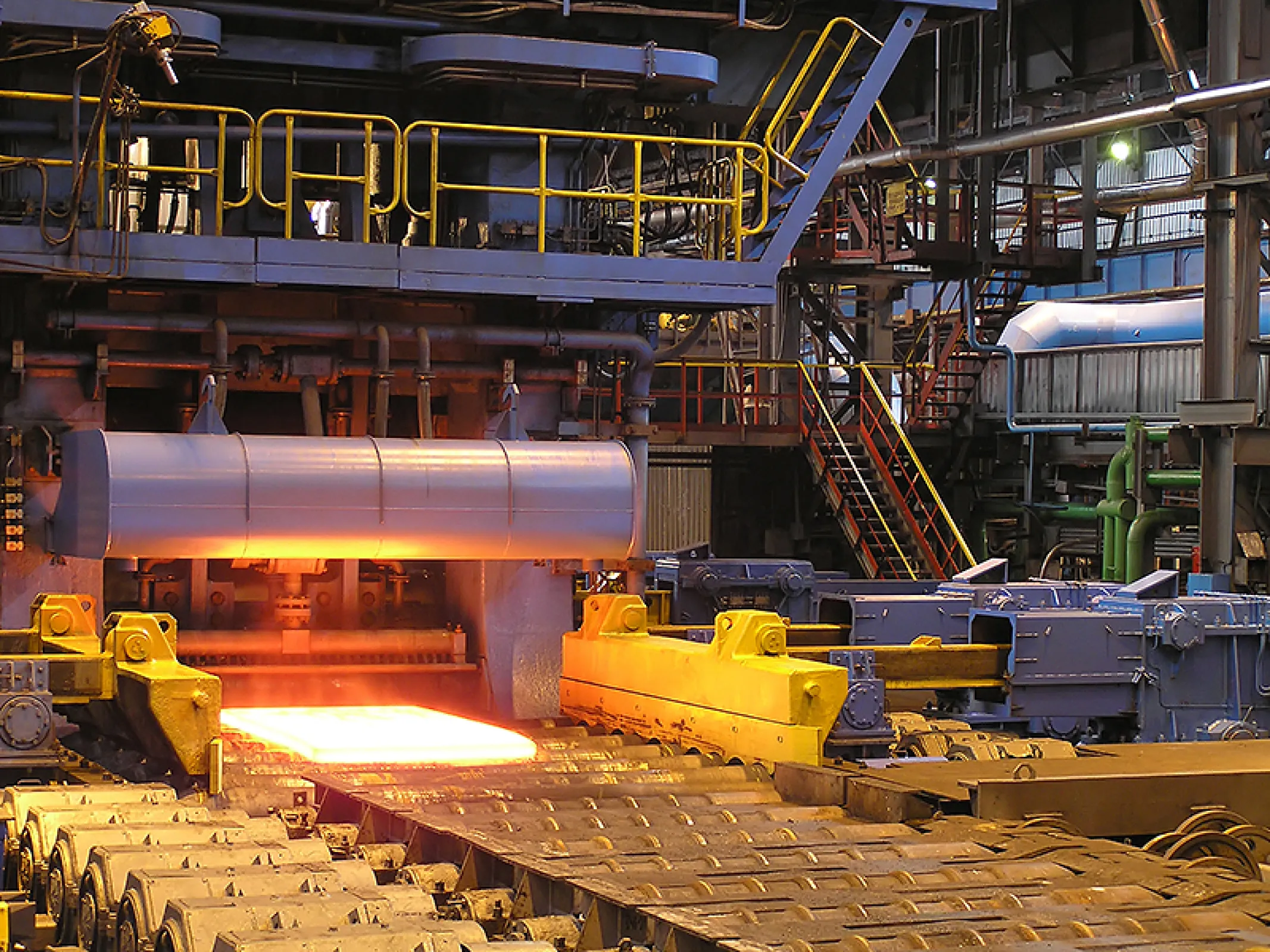 CAVEX drive technology is all about motion – For example, in the comb roll drive at the steelworks, where CAVEX gearboxes drive the upper and lower rolls with absolute uniformity.