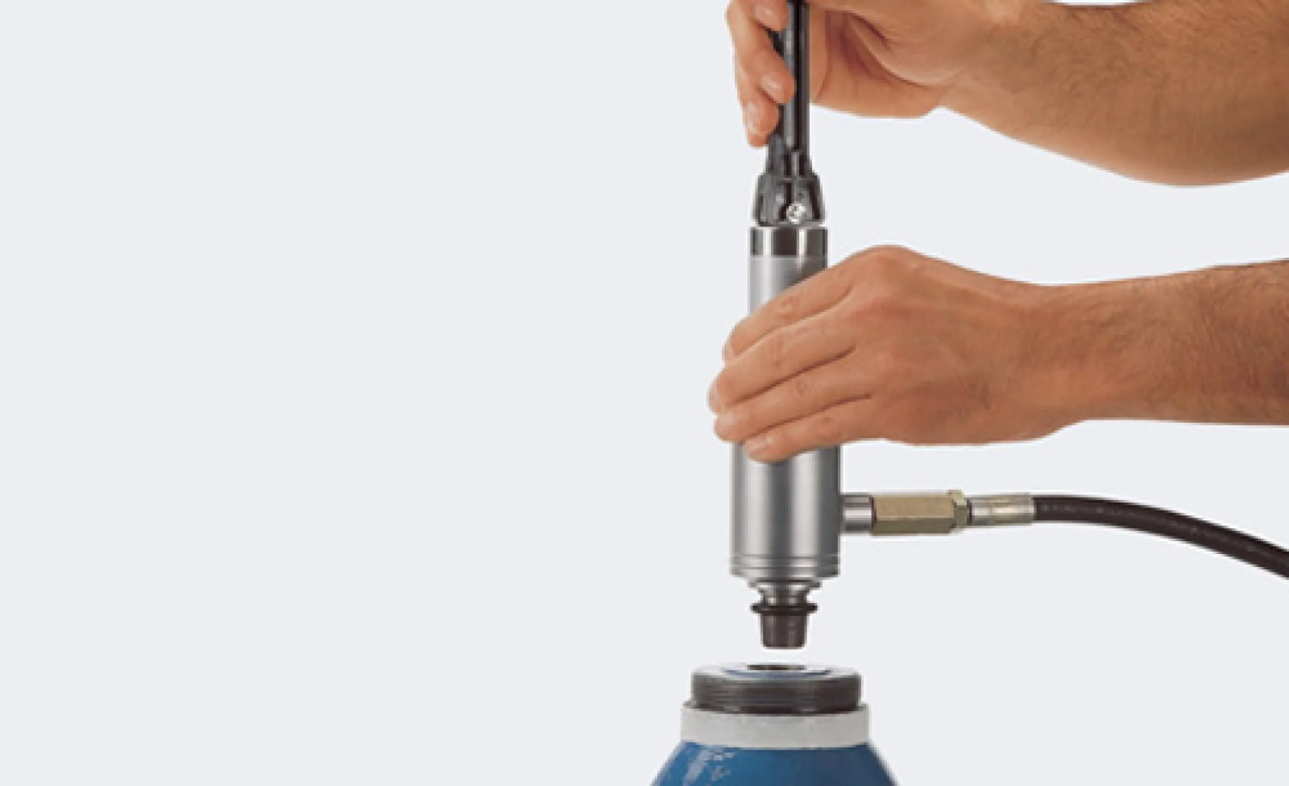 Leak testing without screwing: WEH® Test Connectors simplify quality control in the manufacturing and maintenance of gas cylinders – precise and fast.