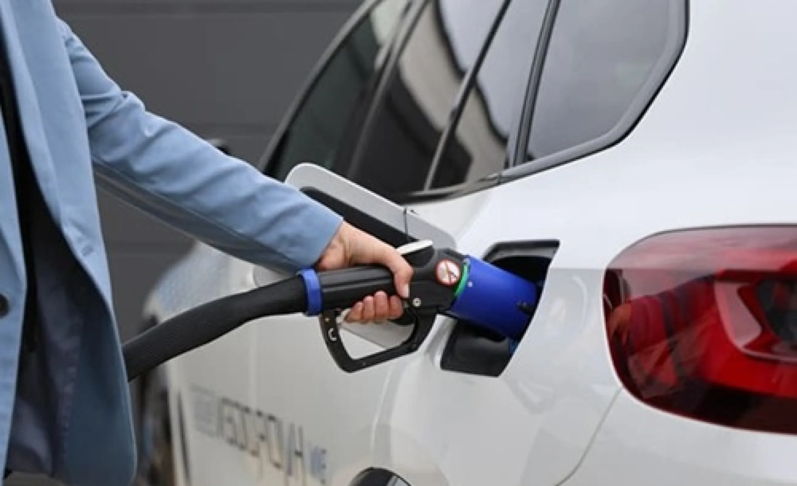 Fast, safe, and compliant: WEH® H2 components for vehicles and refueling stations ensure smooth operations at the dispenser and in passenger and commercial vehicles.