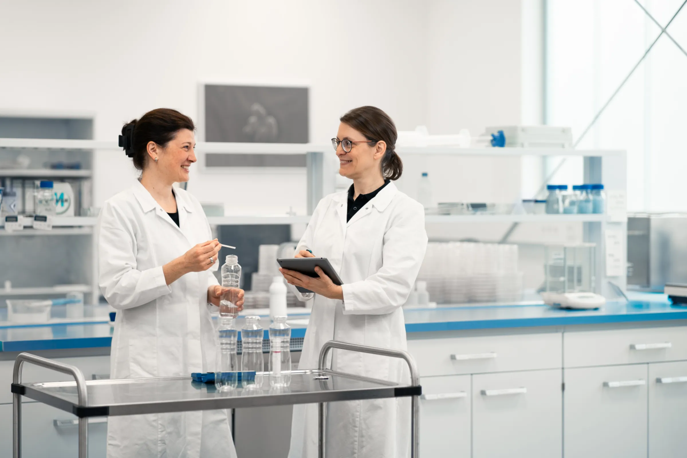 The Ampack Technical Centre has a testing laboratory where microbiological analyses, mechanical tests and mechatronic evaluations can be conducted. These include evaluations of sustainable packaging materials.