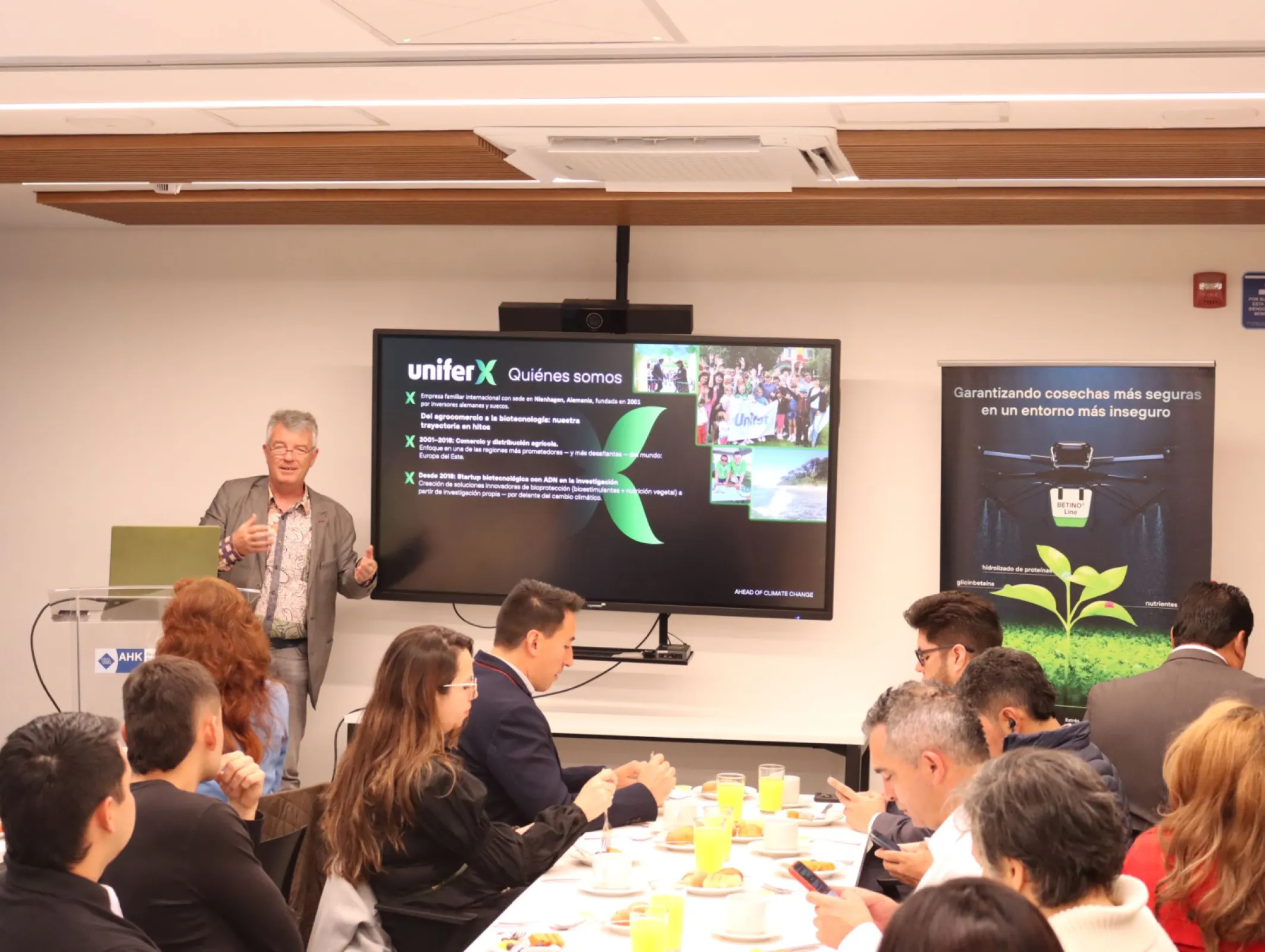 UniferX founder Dirk introduces the company to interested Colombian delegates during an event organised by AHK Colombia.
