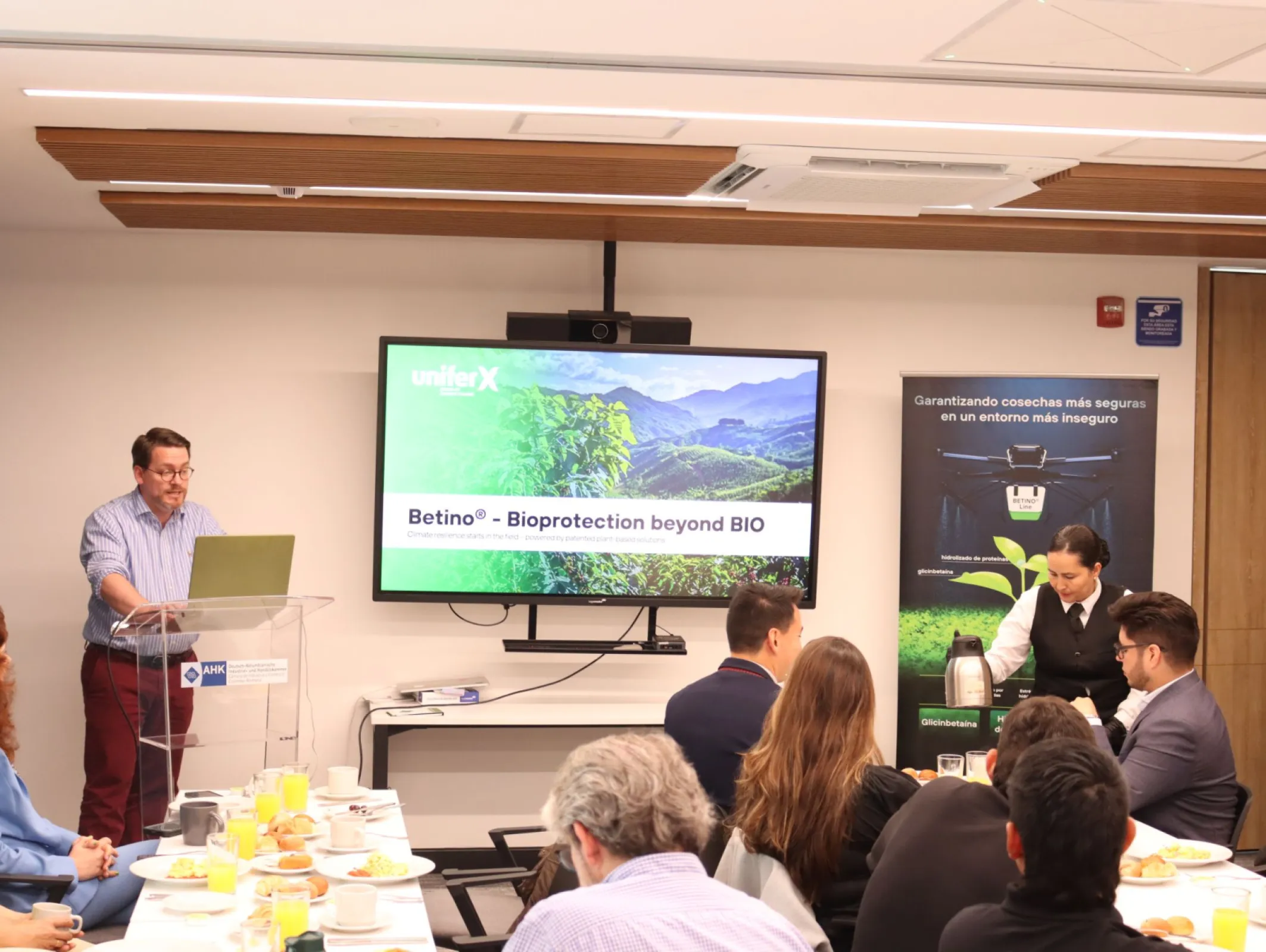 UniferX Managing Director Sören introduces Betino to Colombian delegates in an event organised by AHK Colombia.