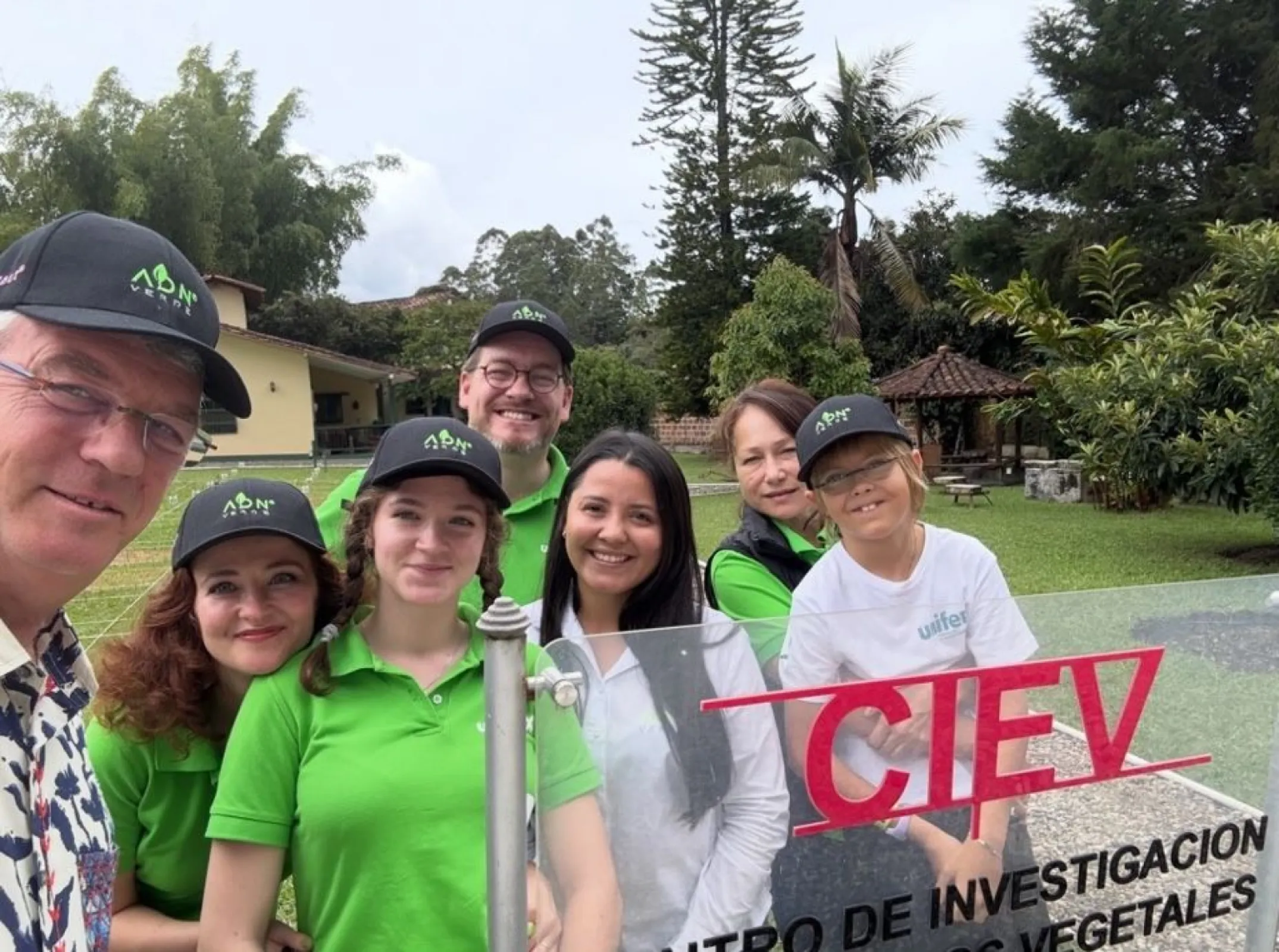 UniferX visit to Centro de Investigación de Extractos Vegetales (CIEV) in Rionegro. April 2025.