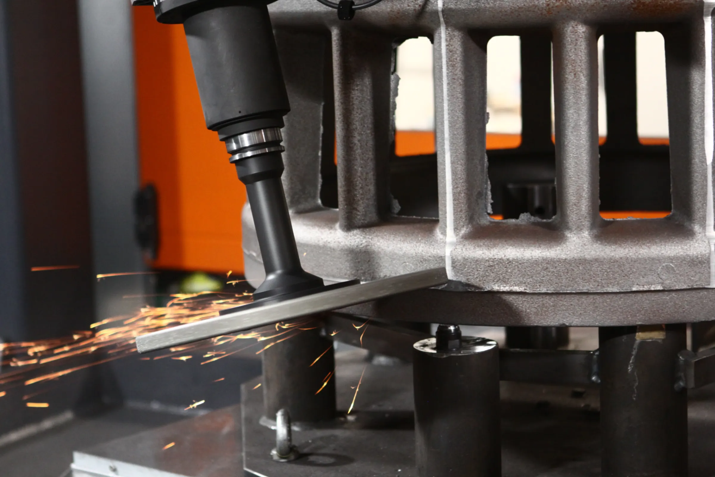 Deburring of large-volume castings