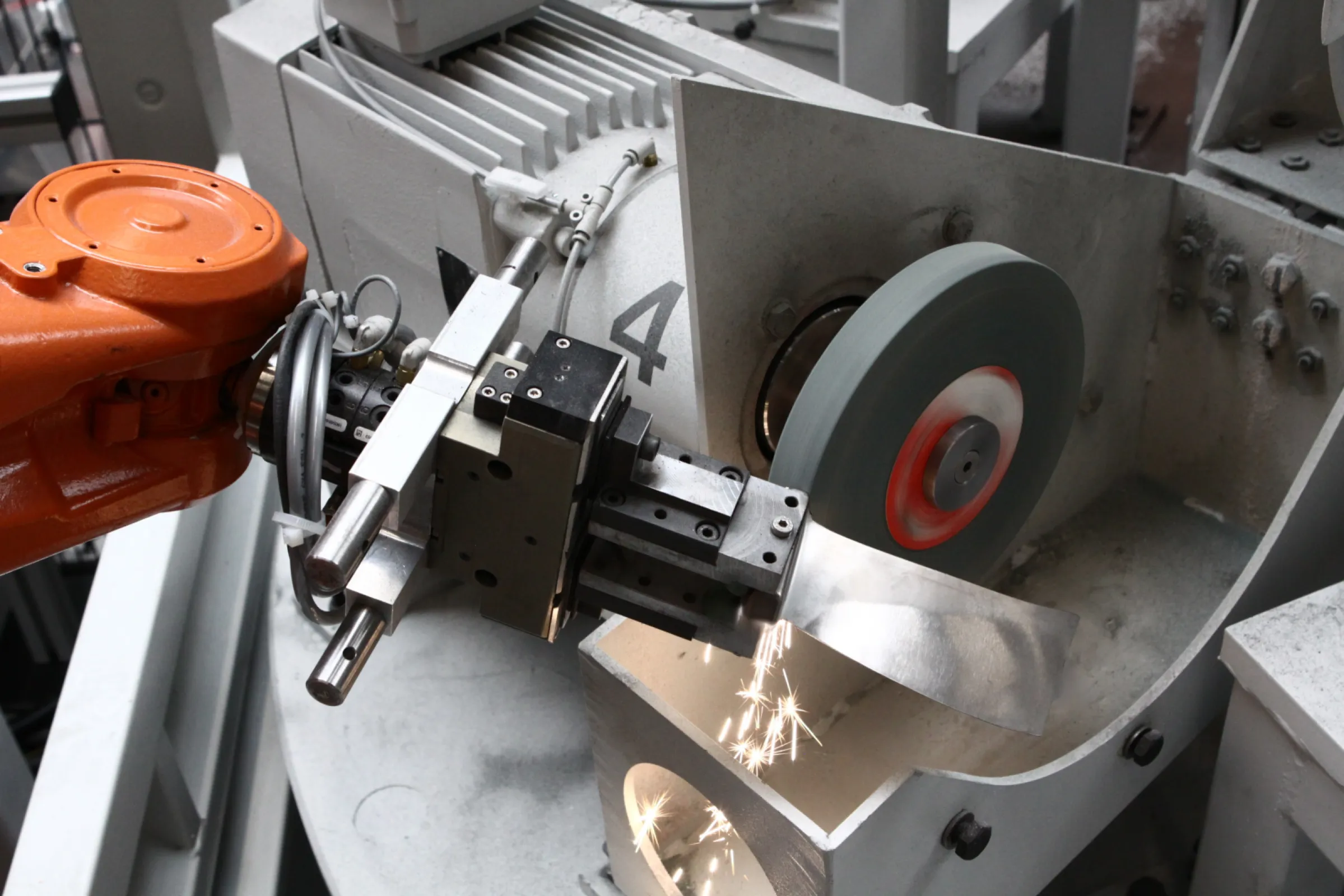Robotic grinding system for the all-round machining of turbine blades