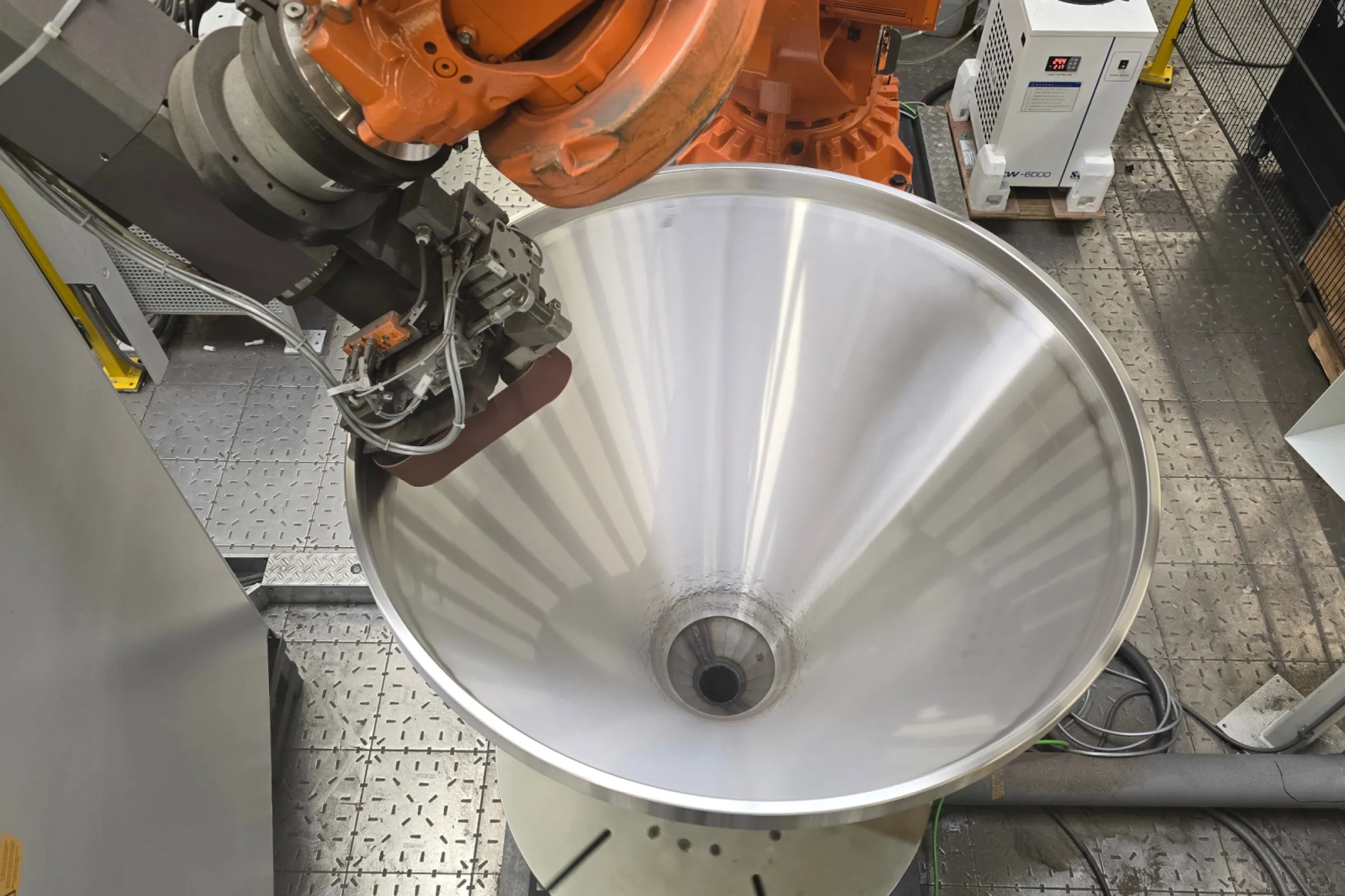 Robotic grinding and polishing system for machining large hoppers