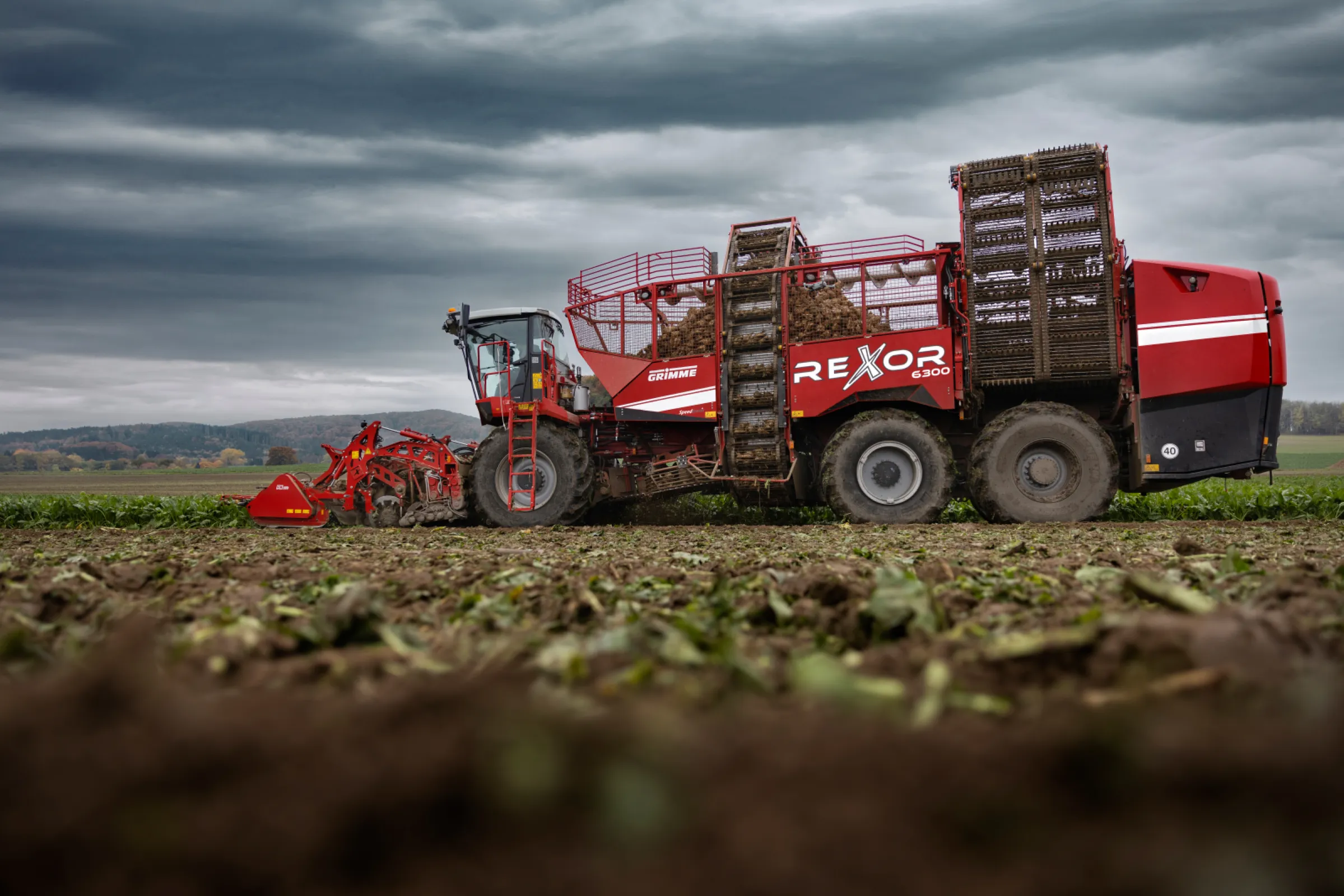 REXOR 6300: Self-propelled 6 row beet harvester, 45 m³ bunker capacity, highest crop protection and maximum driver comfort