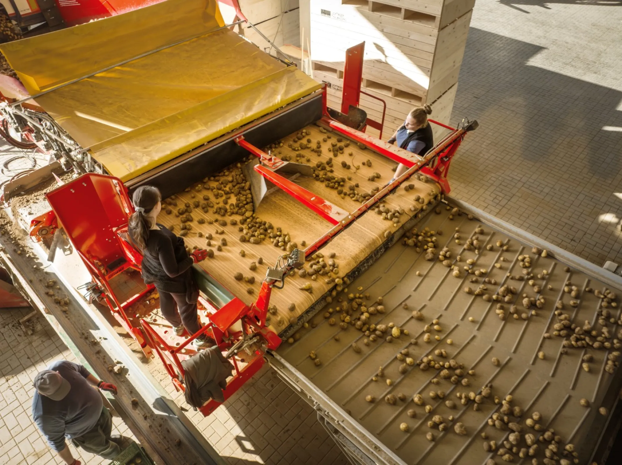 RH 24-70 XT: Intake (receiving) volume of up to 28 m³, soil cleaning, pre-grading and crop transfer on a width of 2.4 m