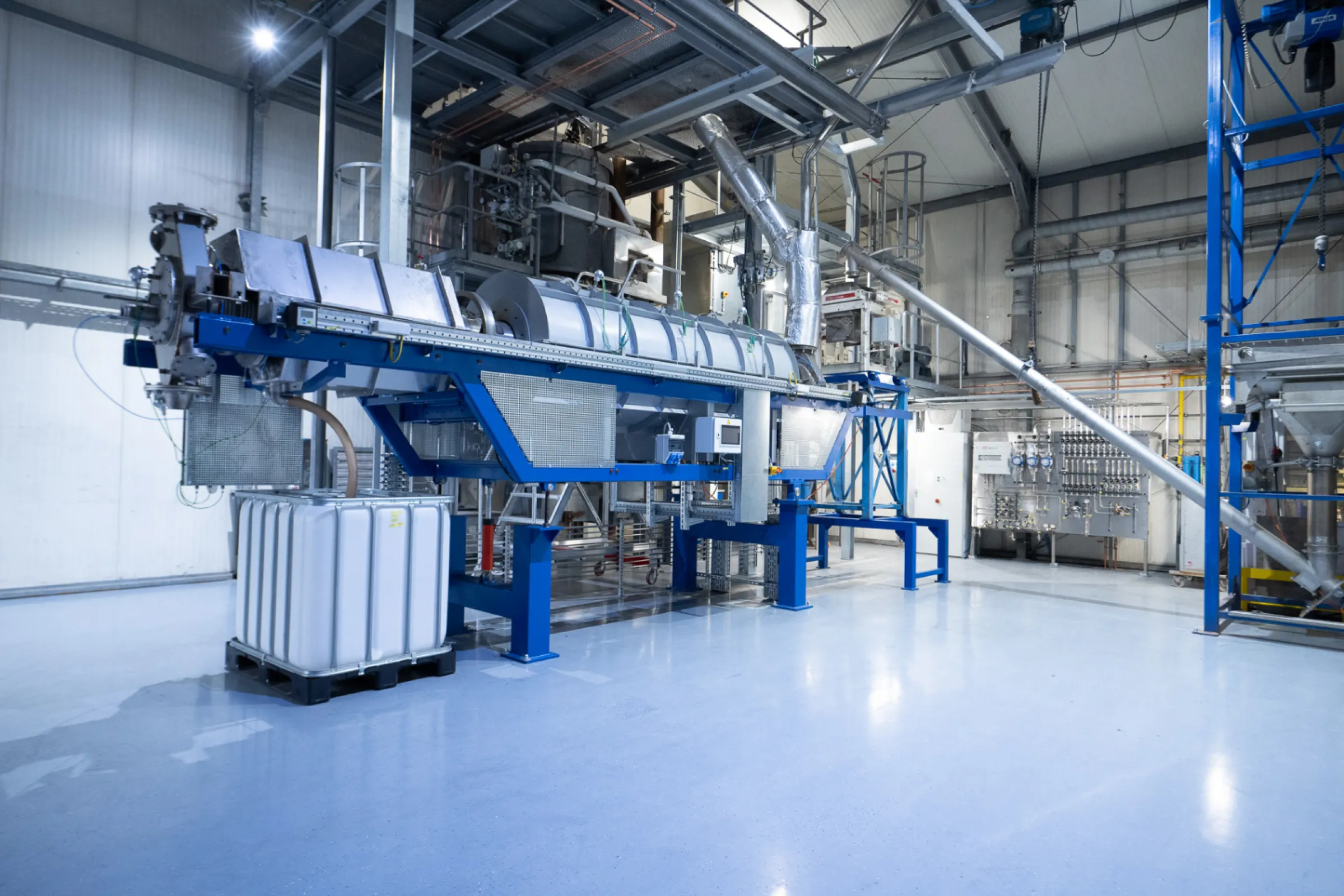 Indirectly heated rotary kiln for the production of battery materials