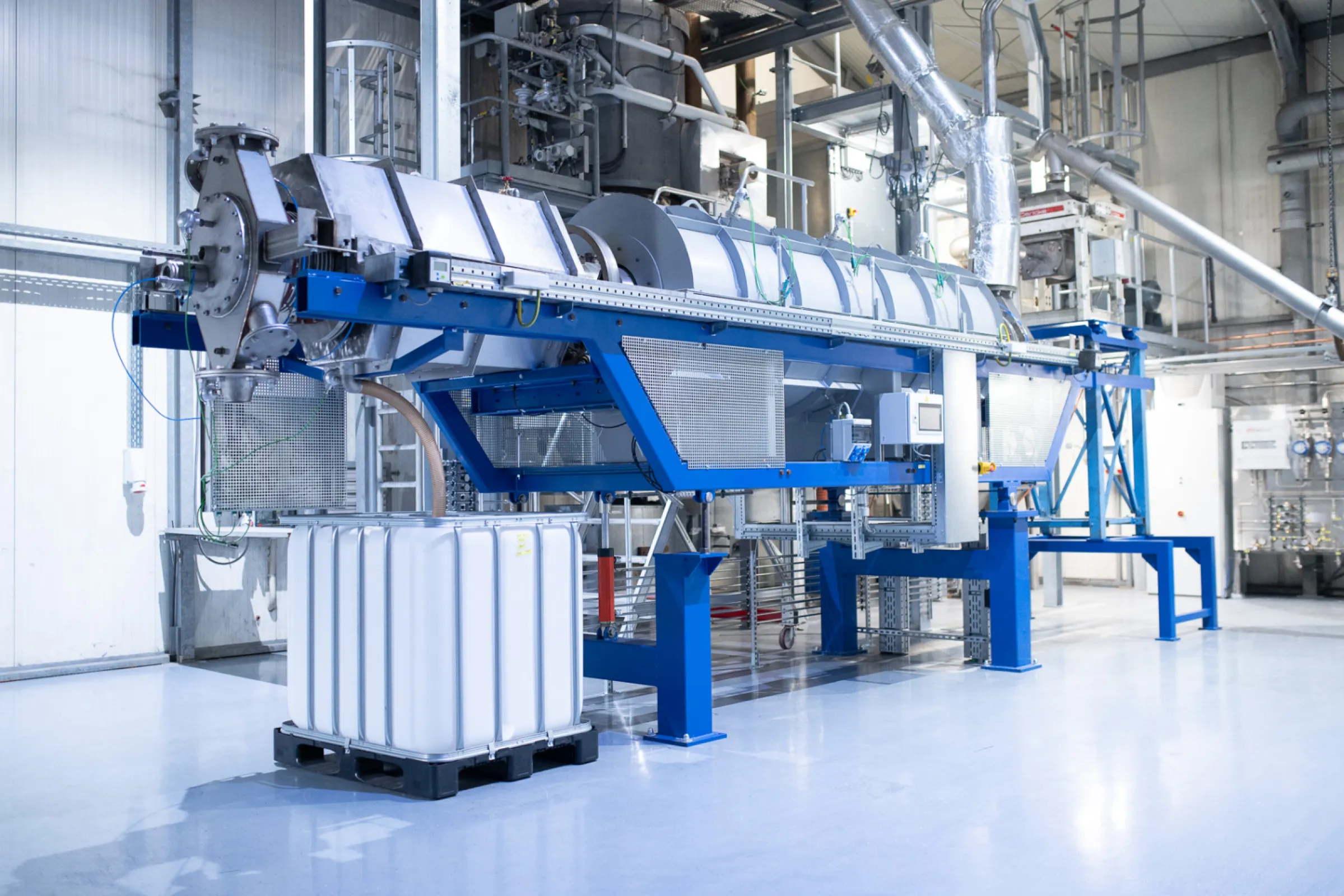 Indirectly heated rotary kiln for the production of battery materials