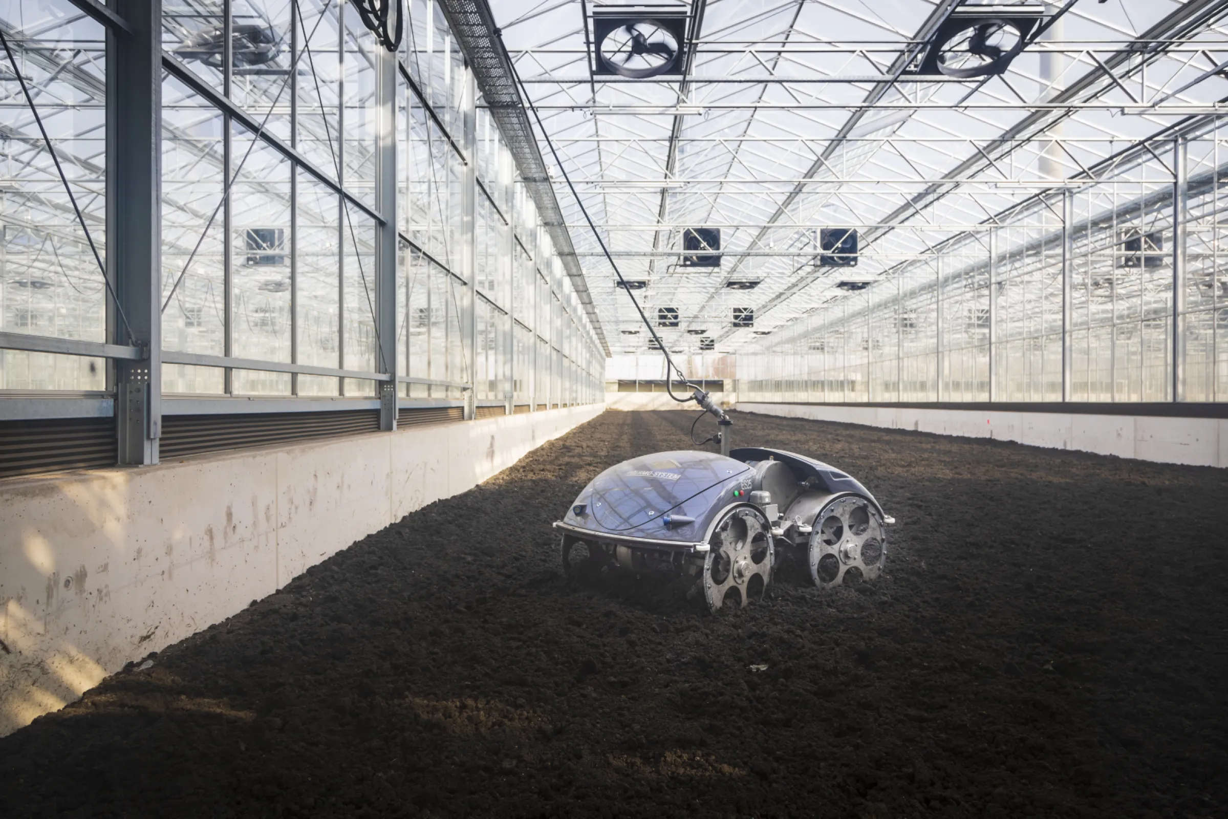 Thermo-System | Electric Mole - It consists of a minimum of moving parts and features an extremely robust stainless steel construction. Since the turning robot moves freely through the drying hall, the hall dimensions (width-length) are very flexible.