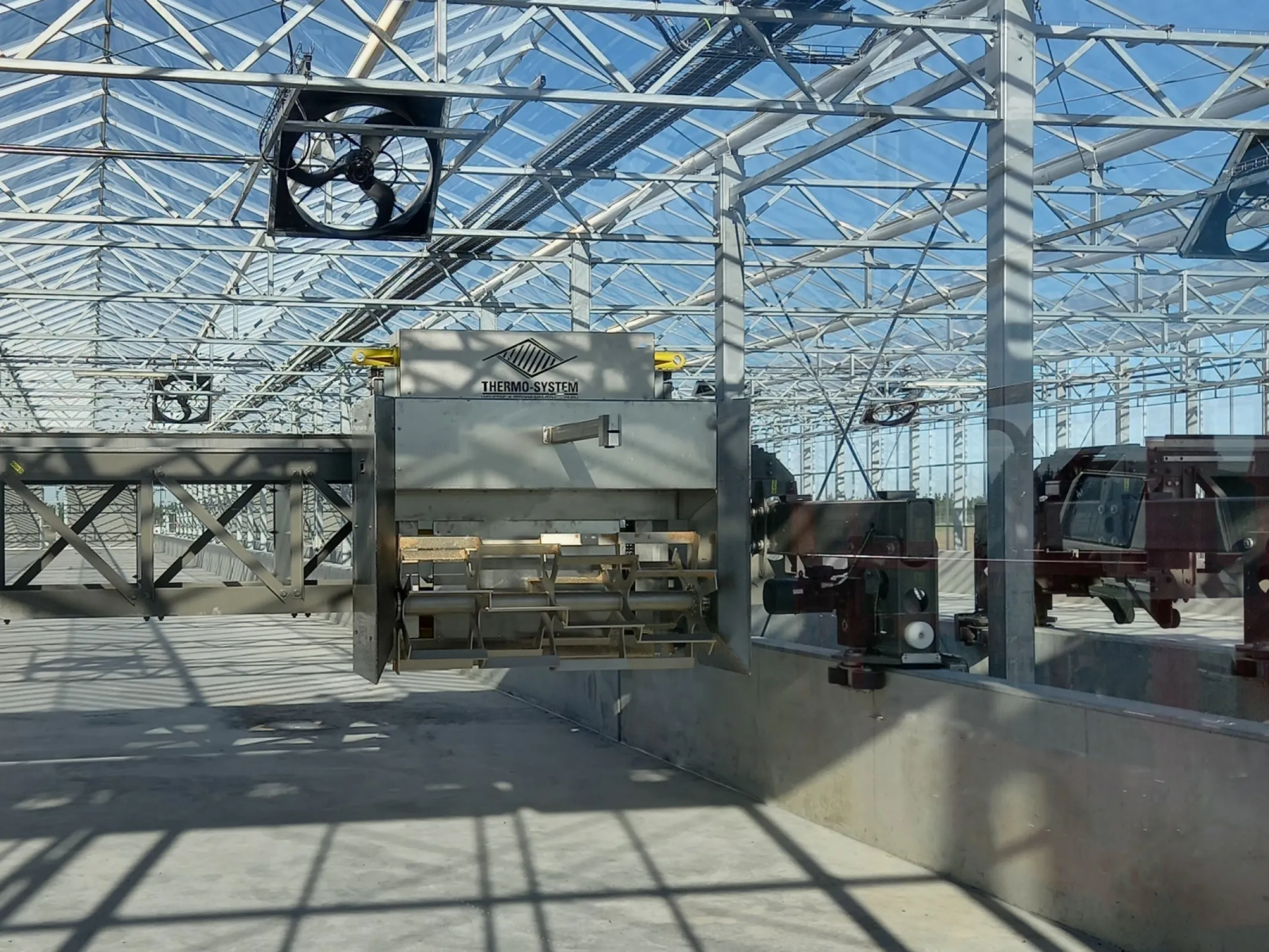 Thermo-System | SludgeManager - A flexible, fully automatic turning device used in SolarFlow concepts to distribute, mix, turn and transport sludge. With the light bridge construction, hall widths of 10-20 m can be realized.