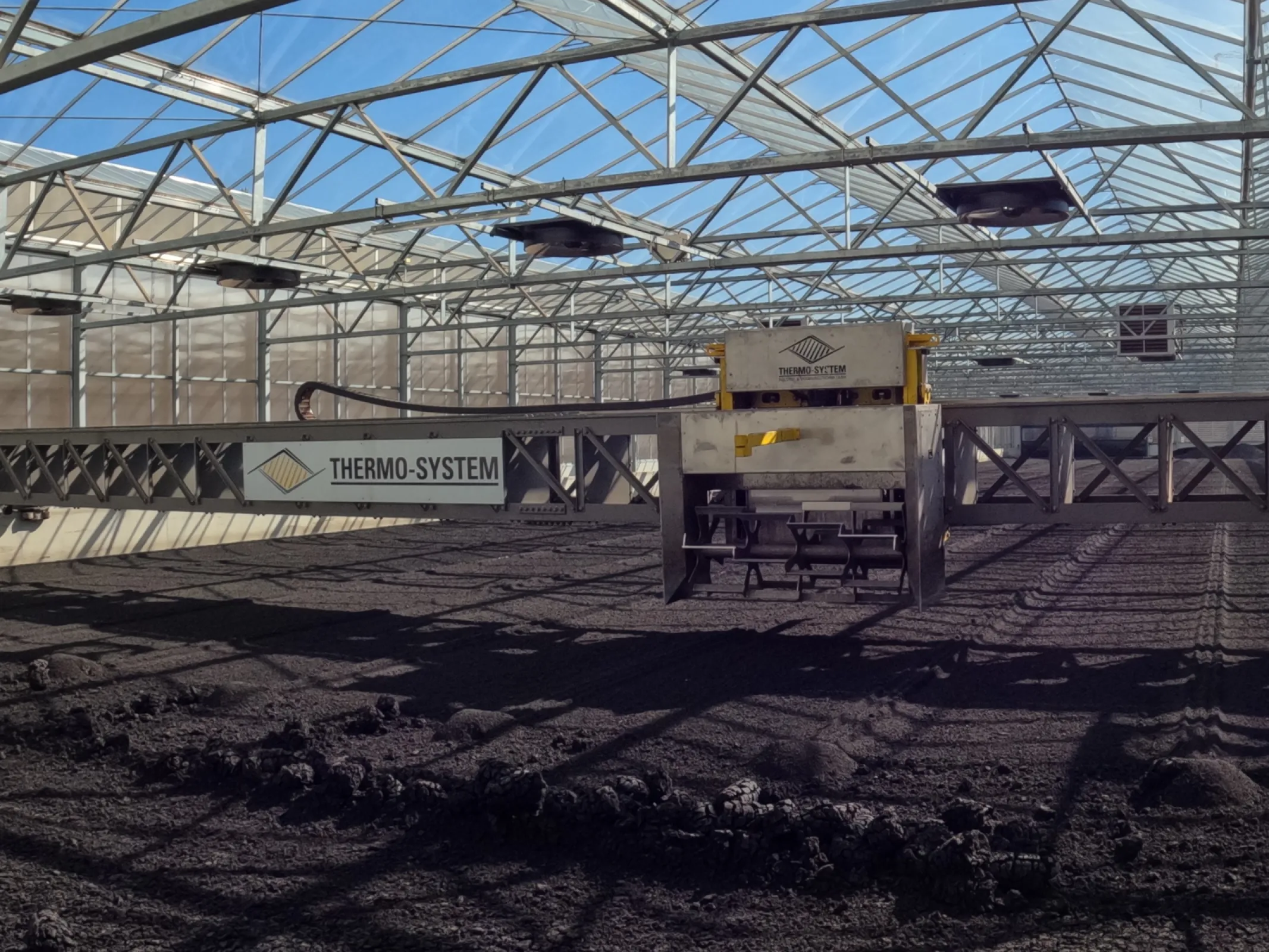 Thermo-System | Sludge Manager - Due to the high span, depending on the climate zone, it is possible to process 2 500-3 000 m2 of drying area with only one unit.