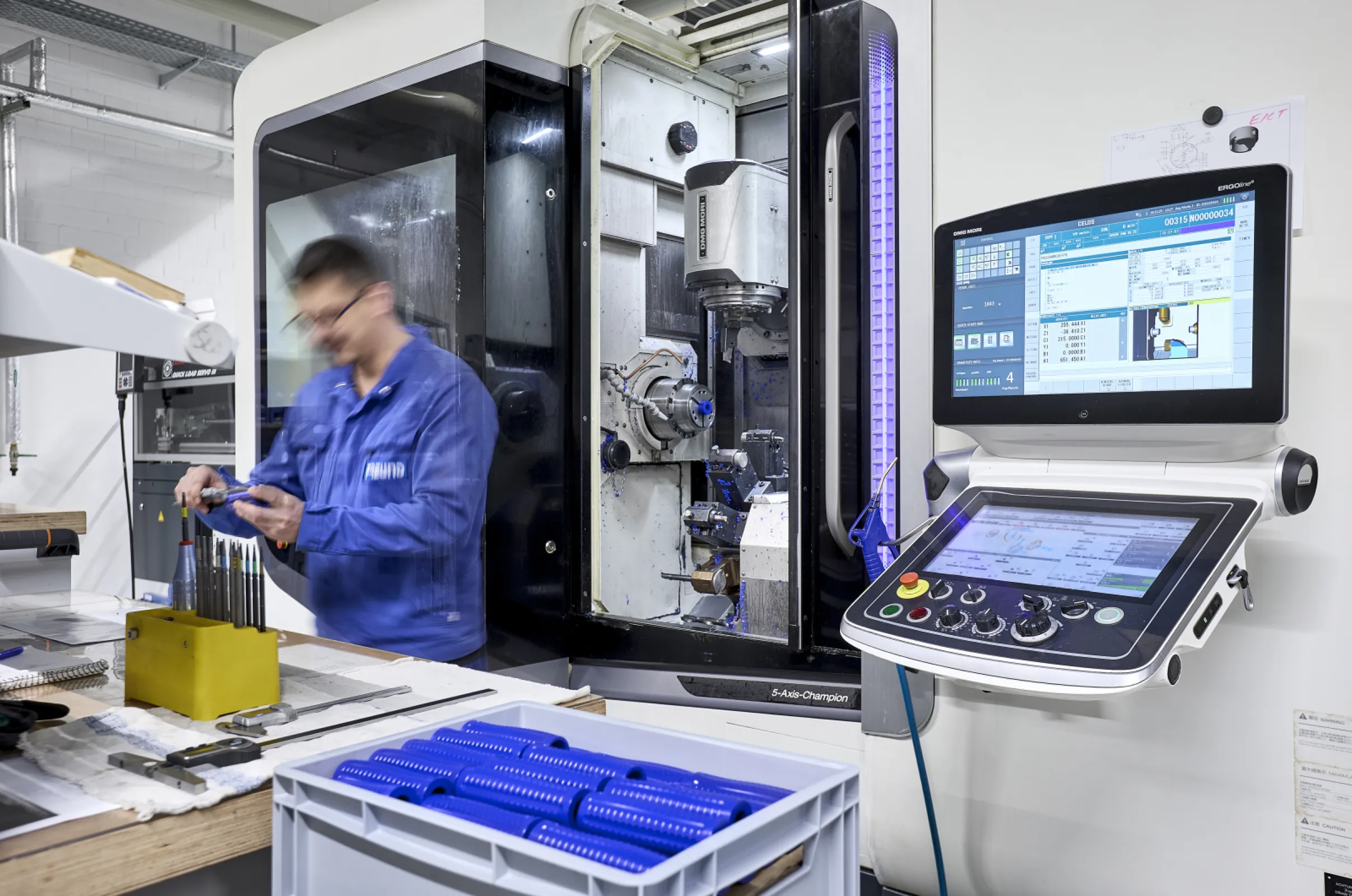 Manufacturing in our smart factory