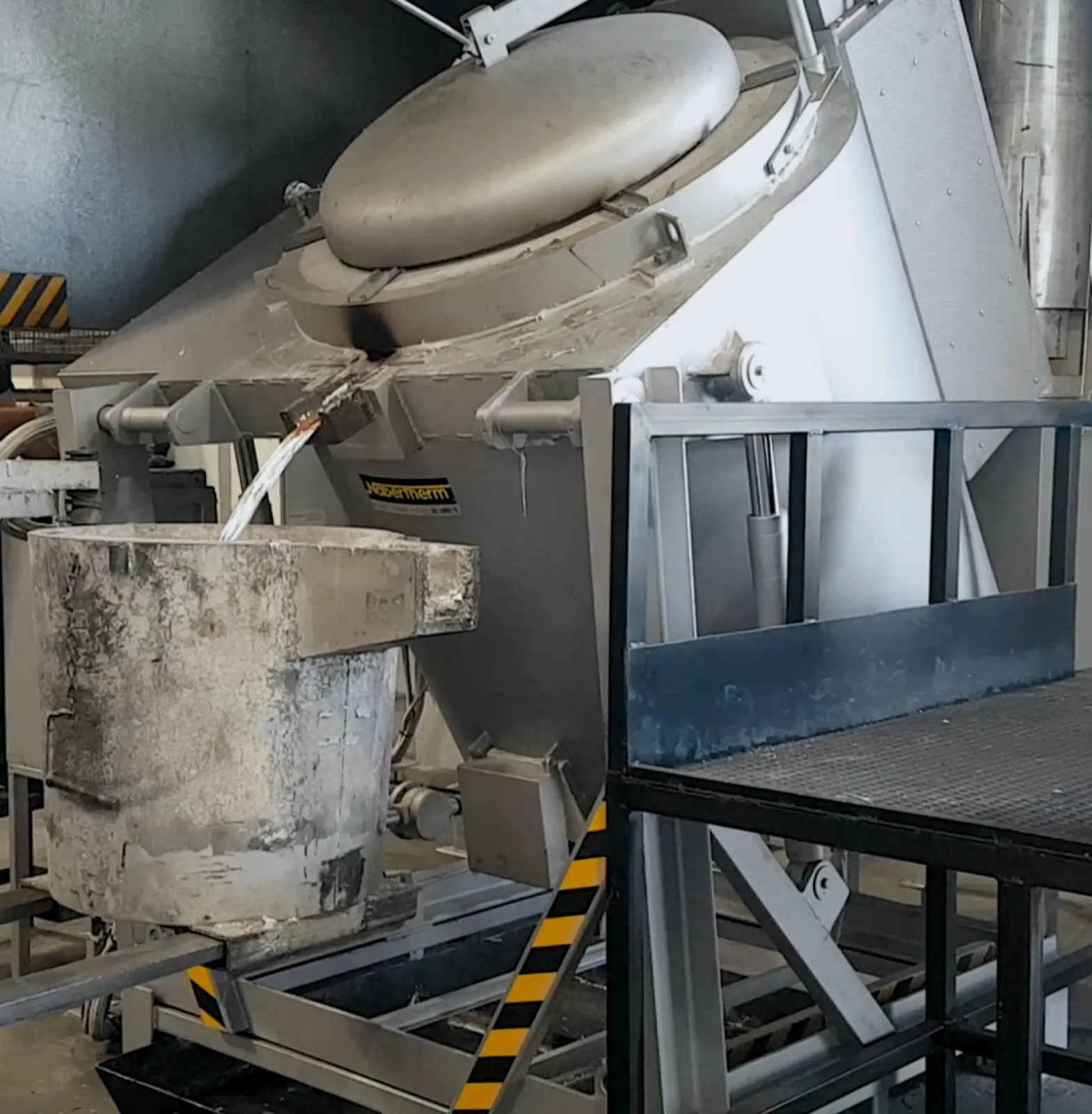 Tilting furnace KBR 240/11 during filling of a transport ladle Tilting furnace KBR 240/11 during filling of a transport ladle