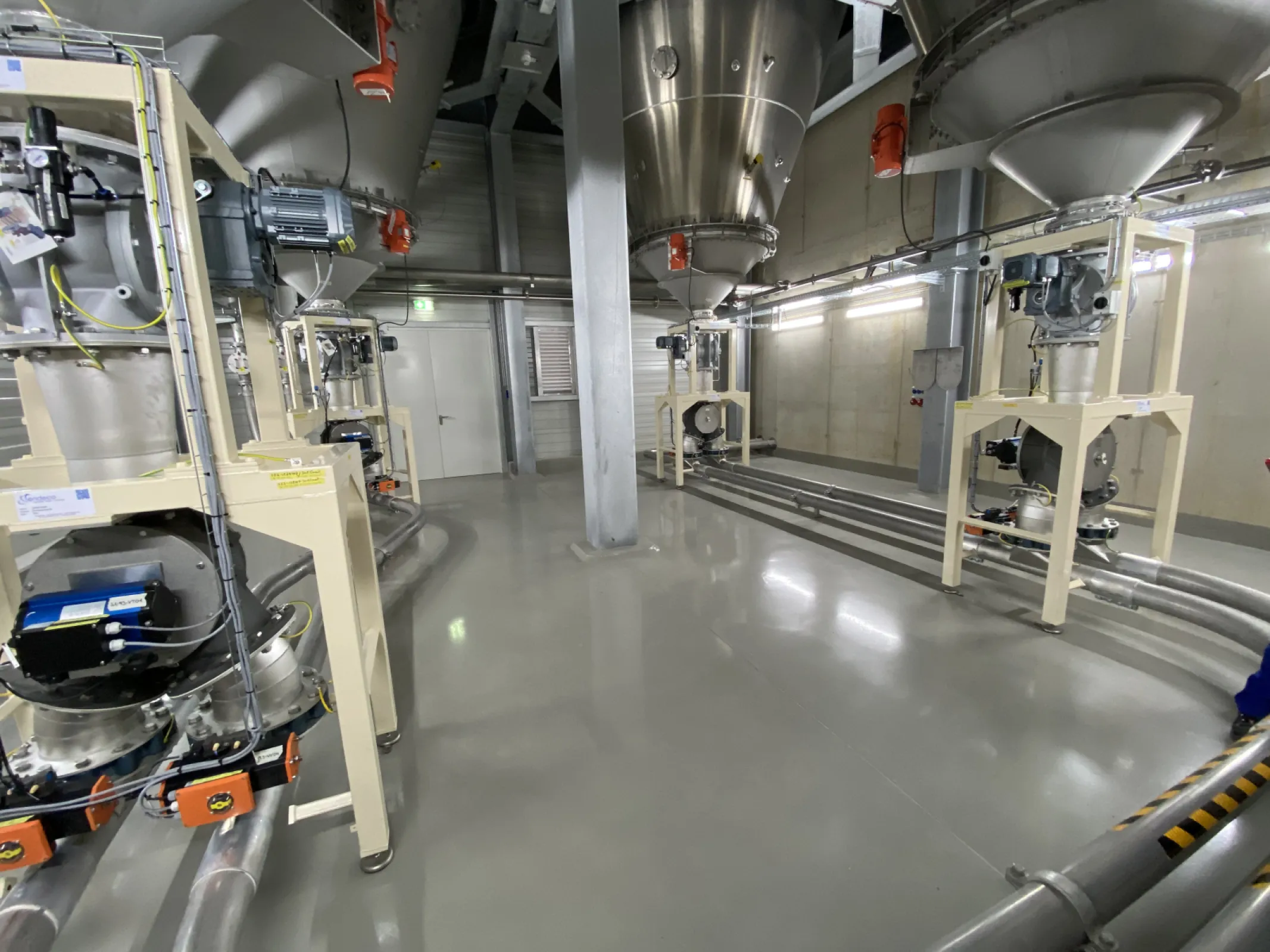 Silo and conveying plant for wheat starch