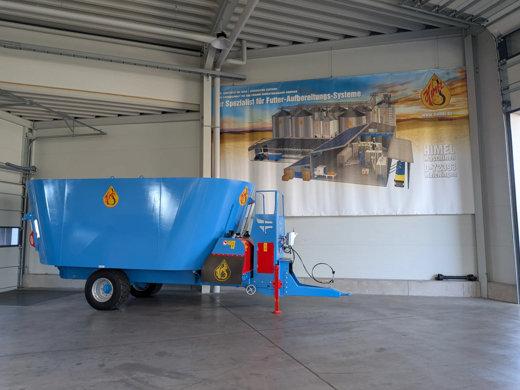 HIMEL feed mixer with two vertical augers 22m³