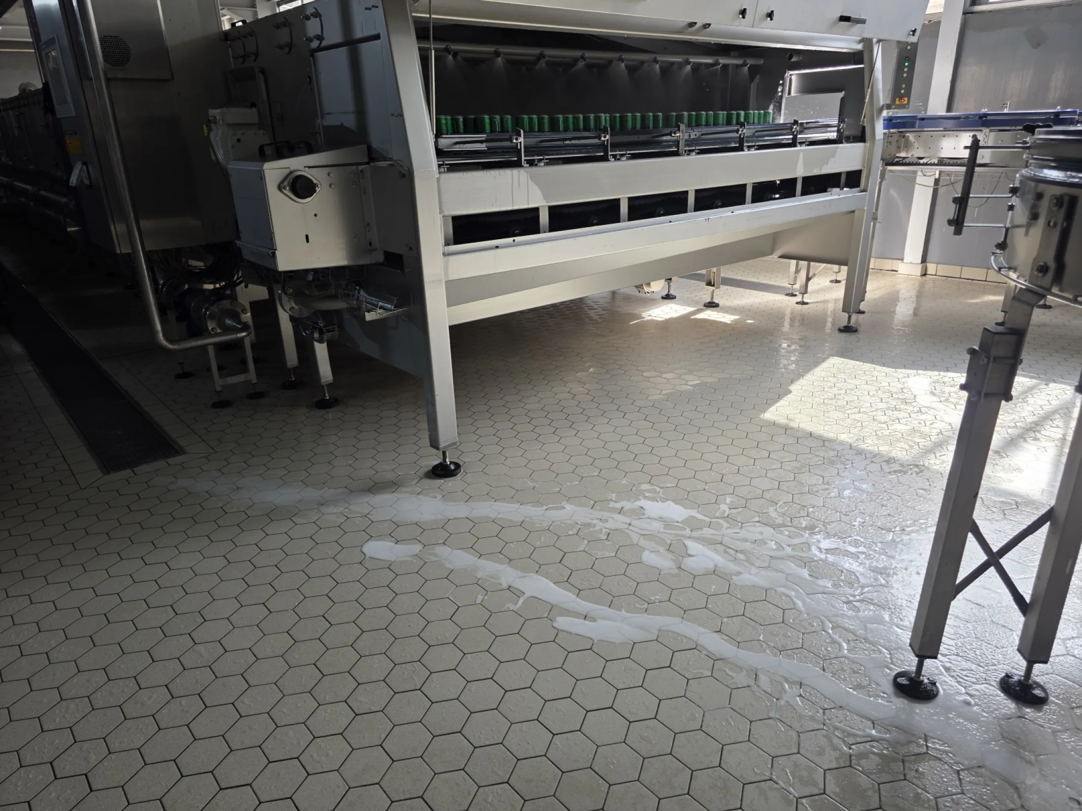 Industrial ceramic flooring systems for food processing industry