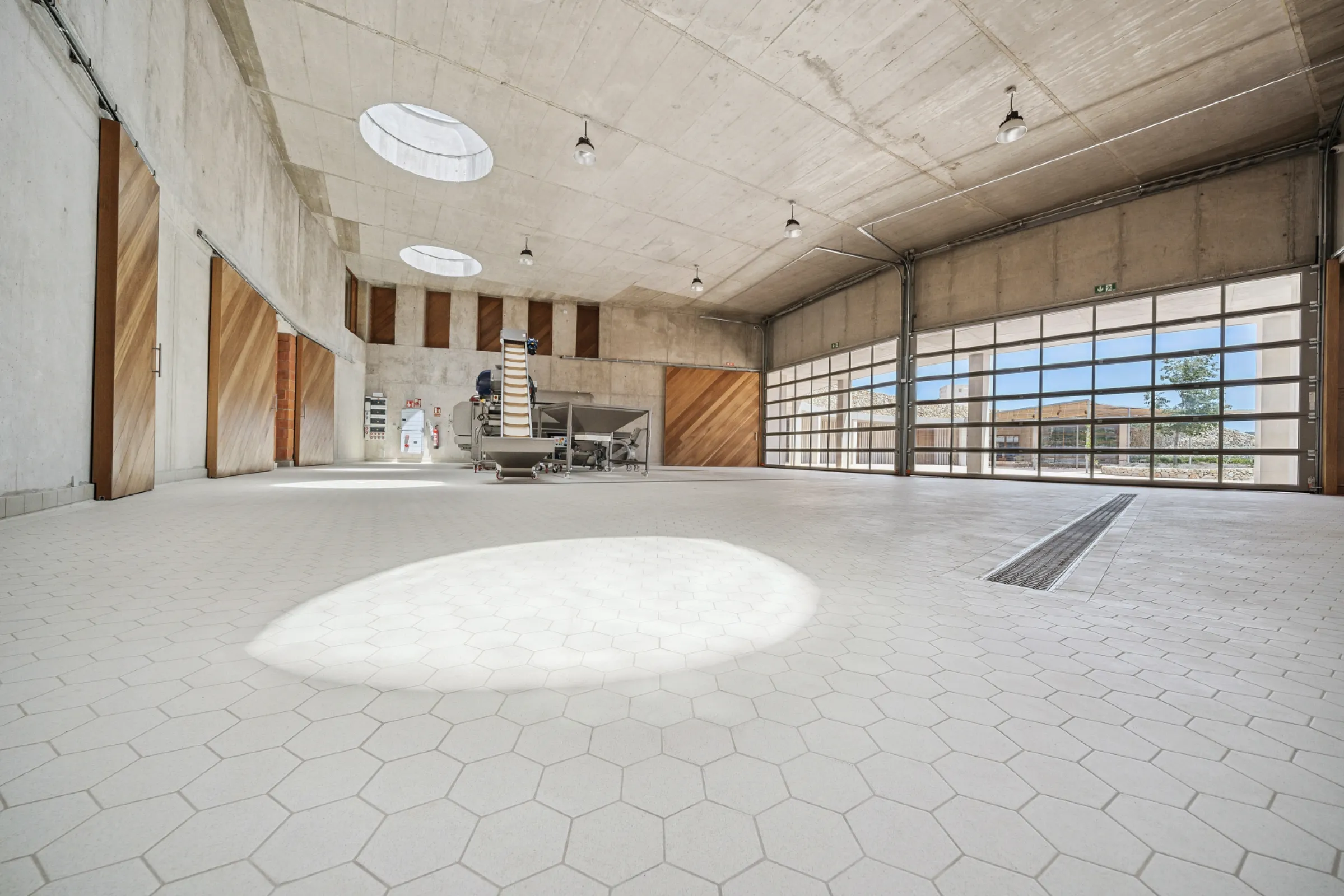 Industrial ceramic flooring systems for food processing industry