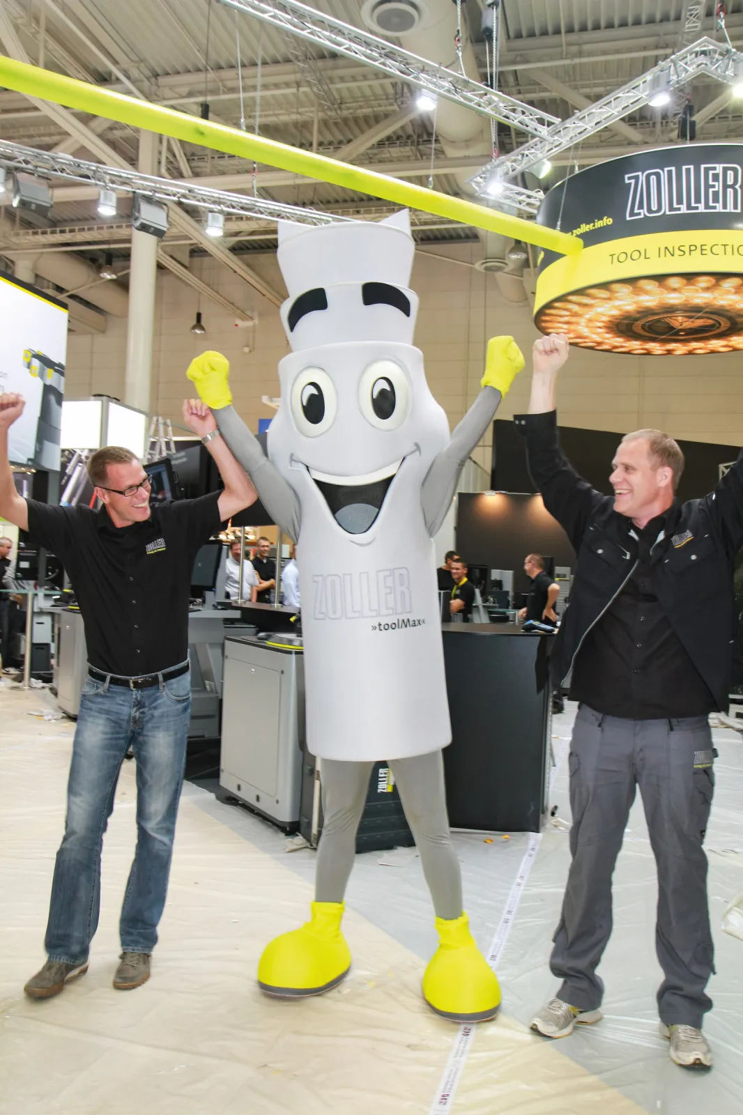 Alexander and Christoph Zoller with the ZOLLER mascot »toolMax«