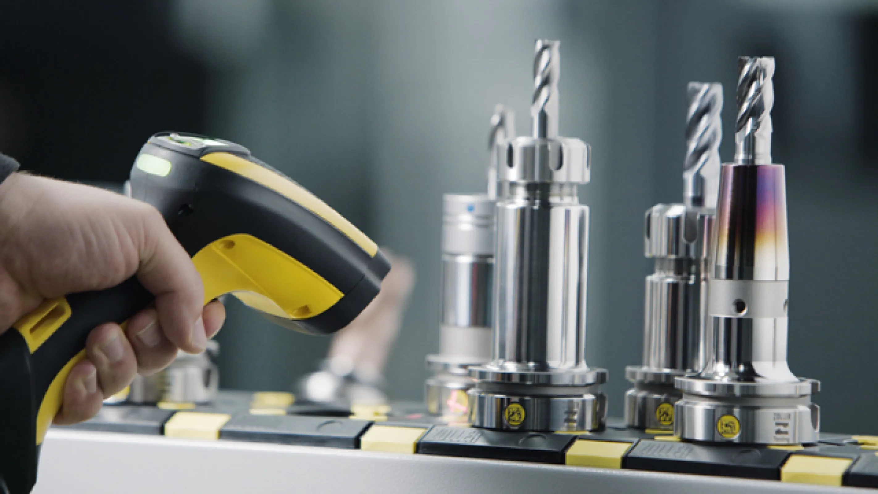 Digital identification meets efficient tool management: the image illustrates the use of our »zidCode« scanner to capture tool information quickly and accurately.
