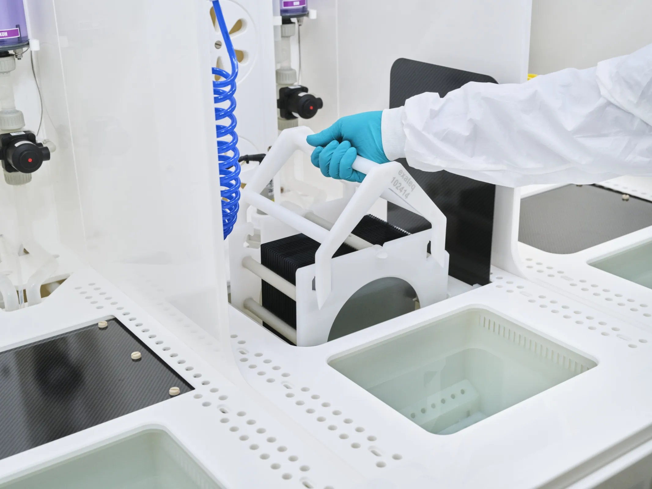 qLAB manual wet bench for lab application