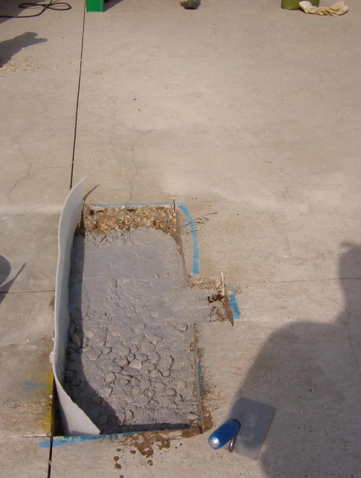 Mixing SILIKAL R 17 reactive resin mortar on site: rapid curing system for time-critical concrete repairs.