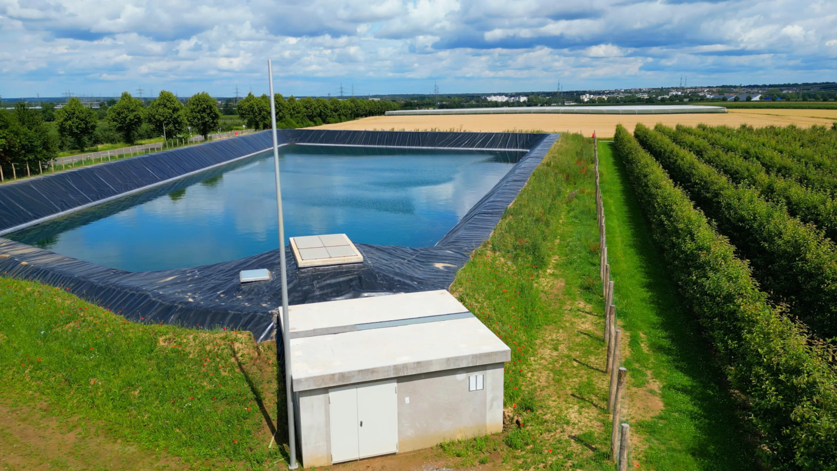 Water reservoir for irrigation system