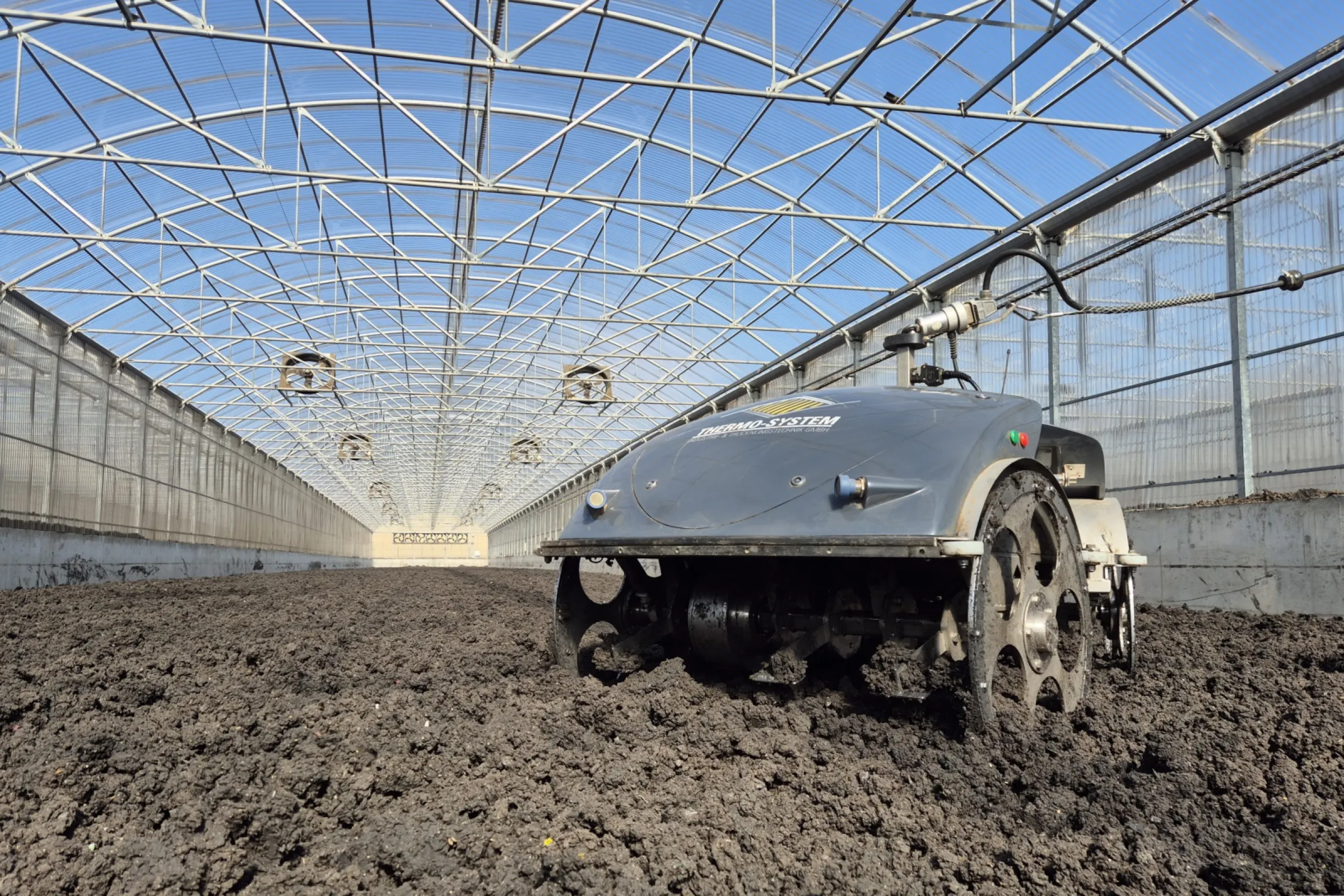 The Electric Mole is a fully automatic turning robot and is used in SolarBatch and StorageDryer concepts. The robot distributes, turns, mixes and aerates the sludge evenly and in accordance with the plant configuration and drying conditions.