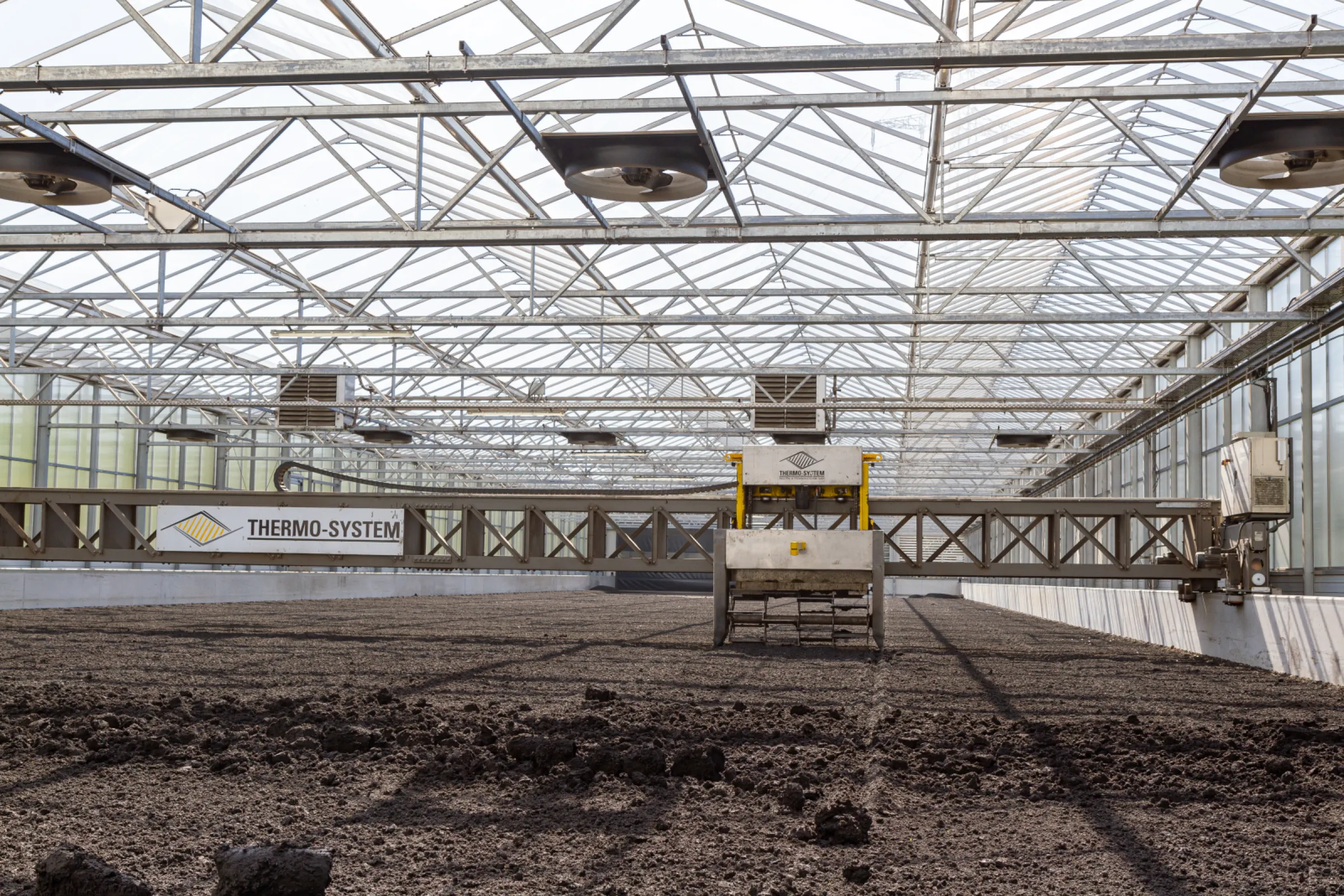The SludgeManager is a flexible, fully automatic turning device used in SolarFlow concepts to distribute, mix, turn and transport sludge. With the light bridge construction, hall widths of 10-20 m can be realized.