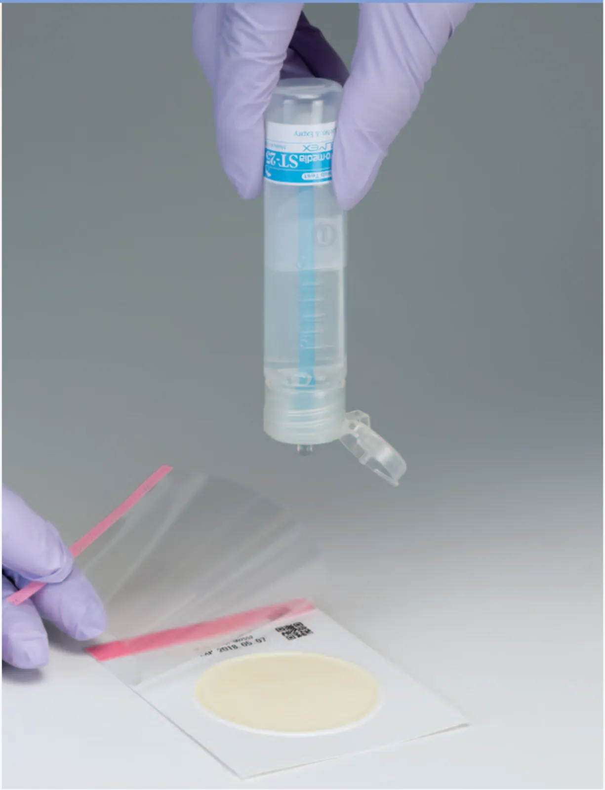 Sample transfer swabs & sponges in different mediums. Easy to use.