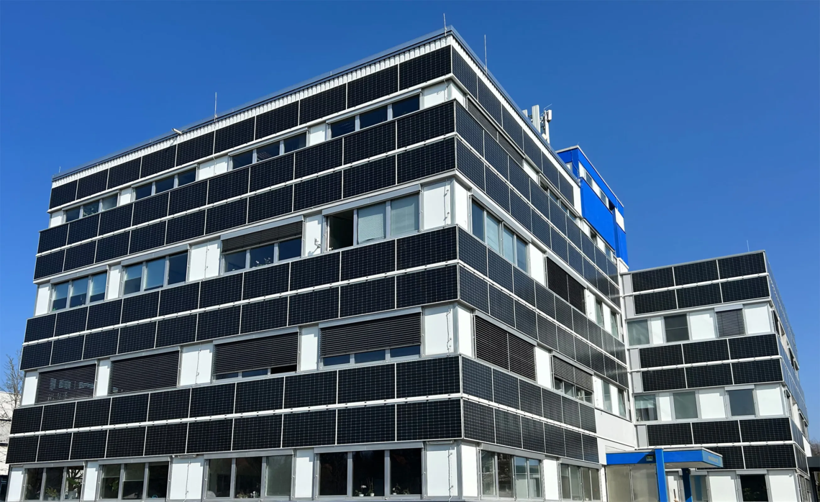KNAUER Berlin headquarter with photo voltaic facade