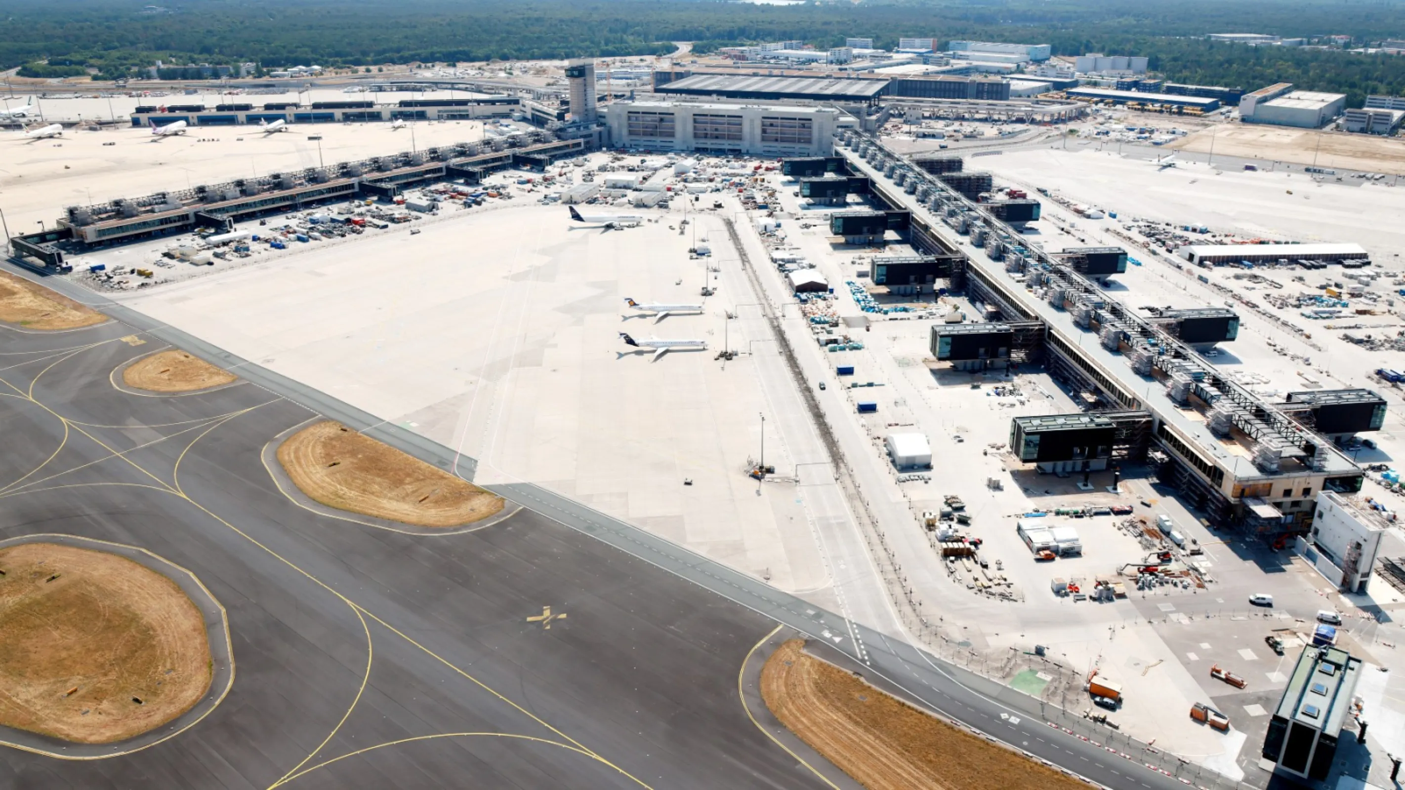 Airport Frankfurt, Germany: For the technical building equipment PohlCon produced, supplied and installed 123 km of cable trays and almost 50 km of vertical ladders. ©Fraport AG