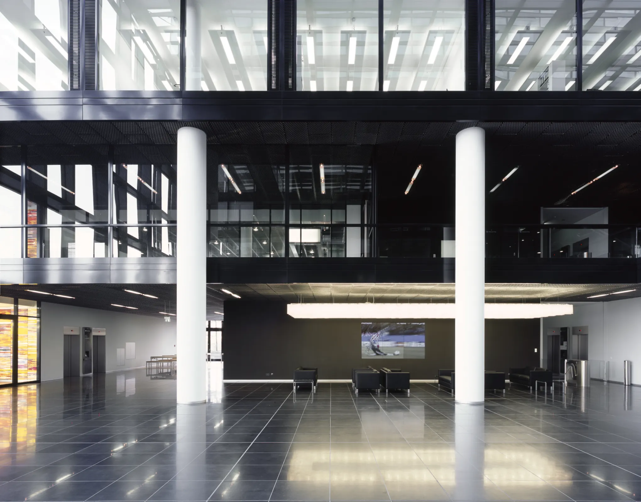 PohlCon's RAPIDOBAT formwork tubes were used for the exposed concrete of the elegant columns in the reception hall of Süddeutscher Verlag in Munich.