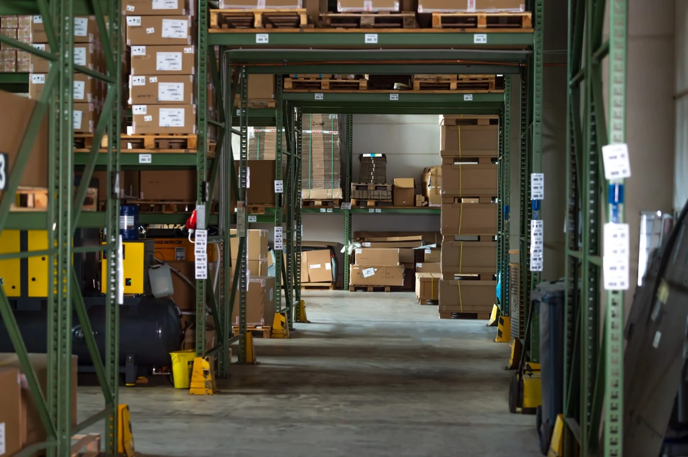 High-bay warehouse with efficient storage managment