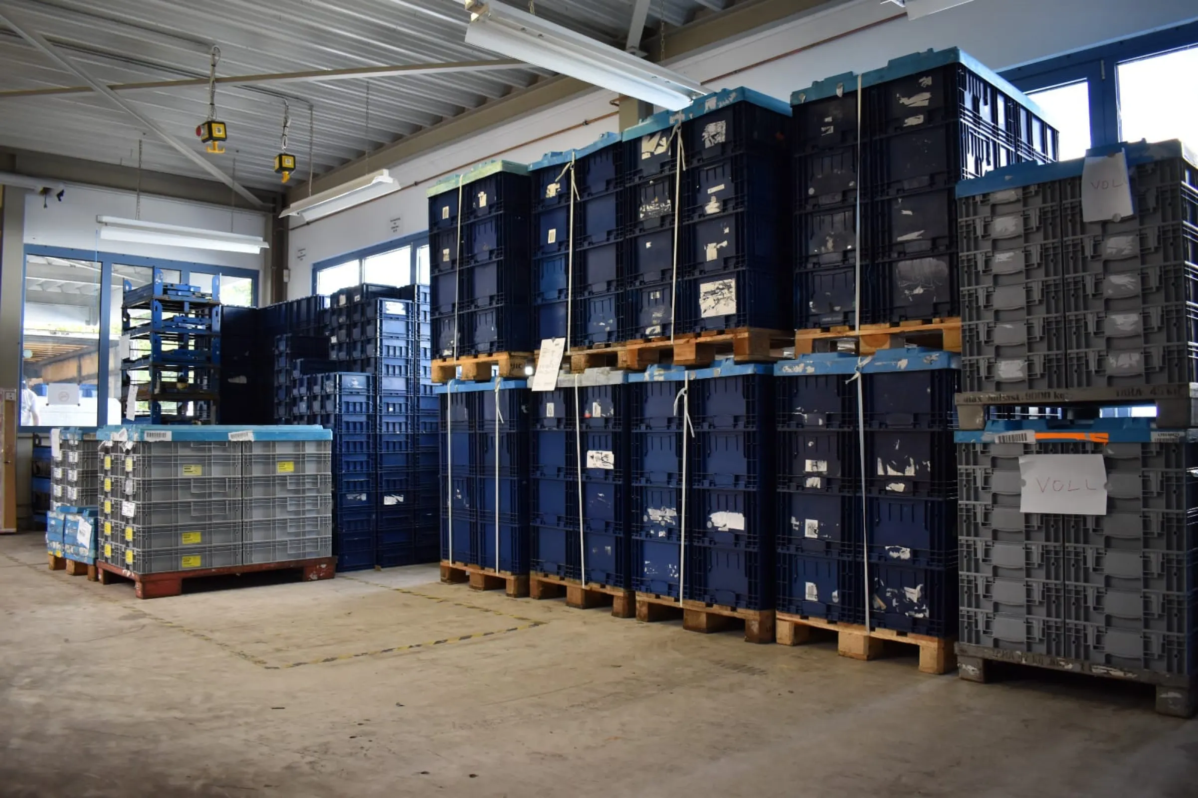 Storage, inventory management and handling of customer returnable containers for production logistics.