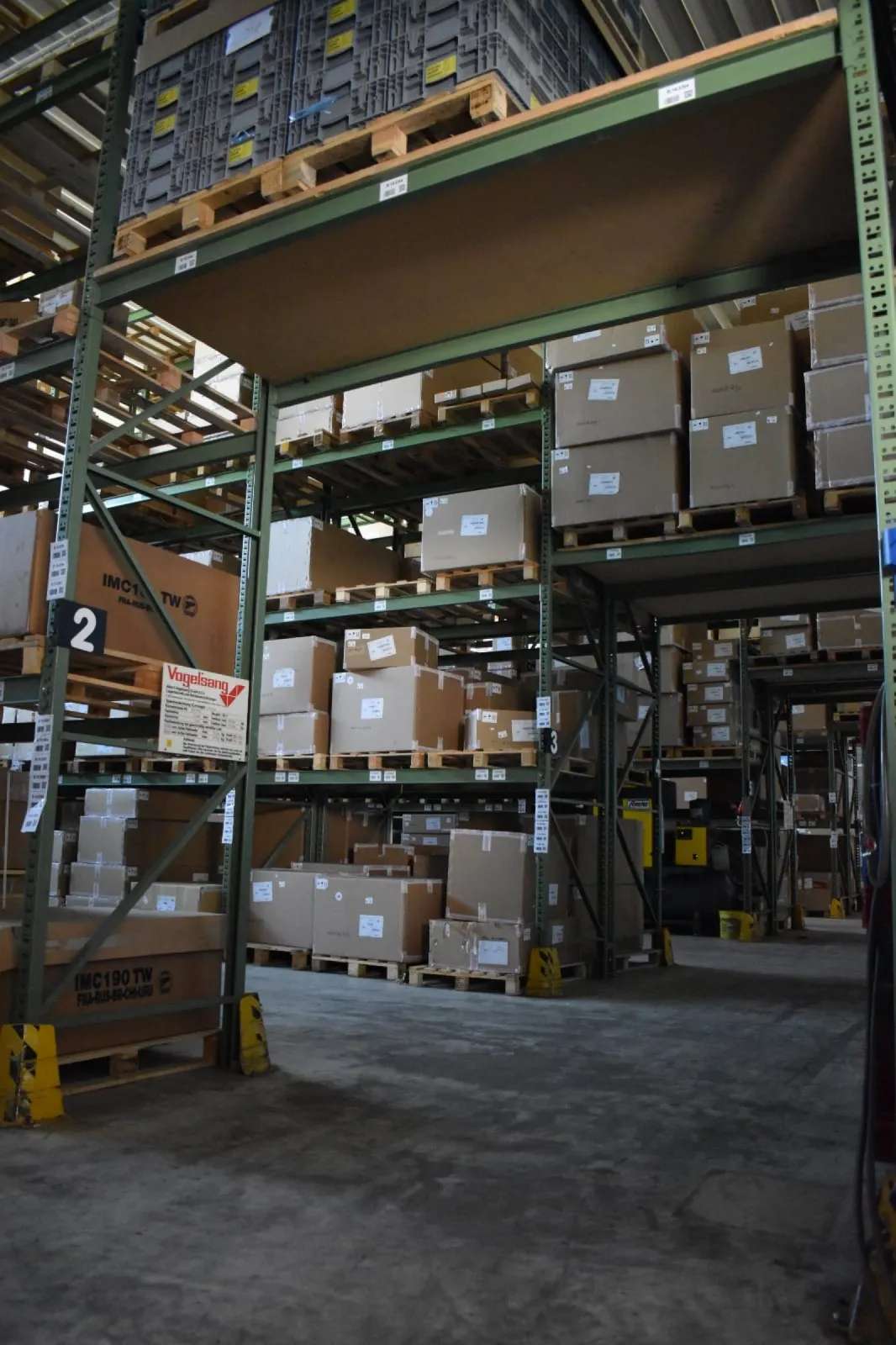 High-bay warehouse with efficient storage managment.